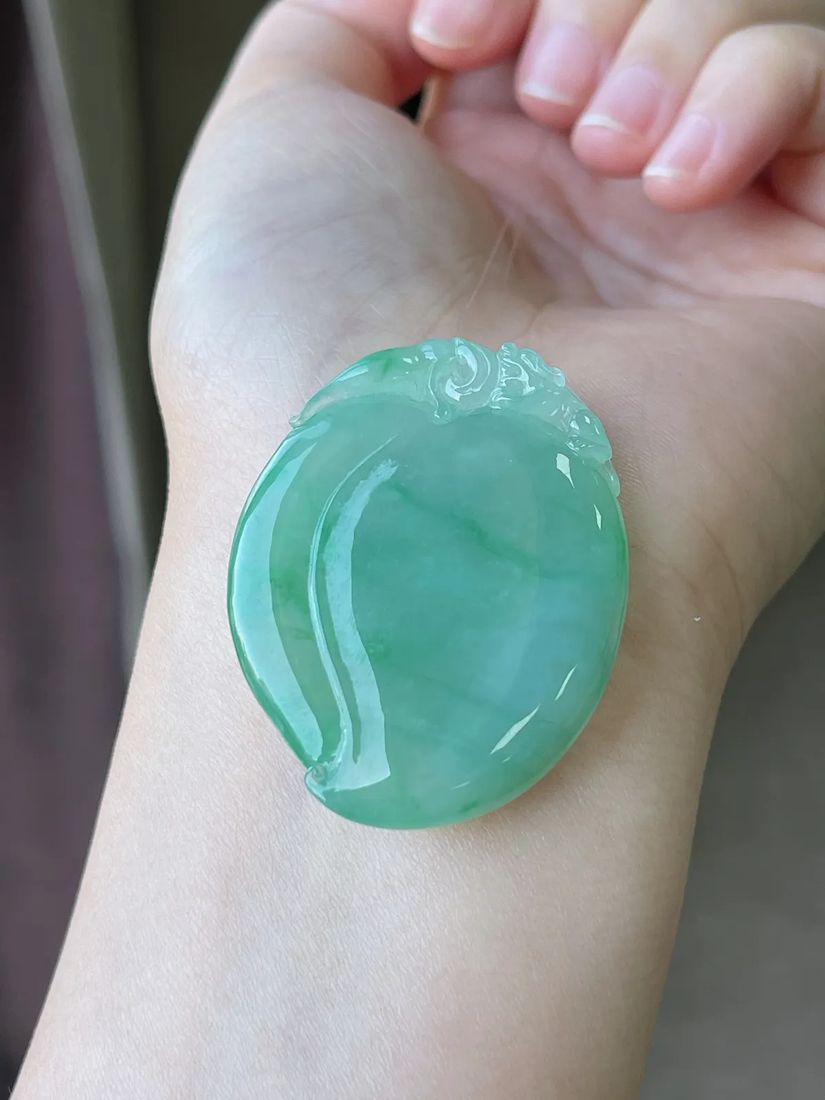 翡翠冰糯种淡绿色飘花福瓜挂坠