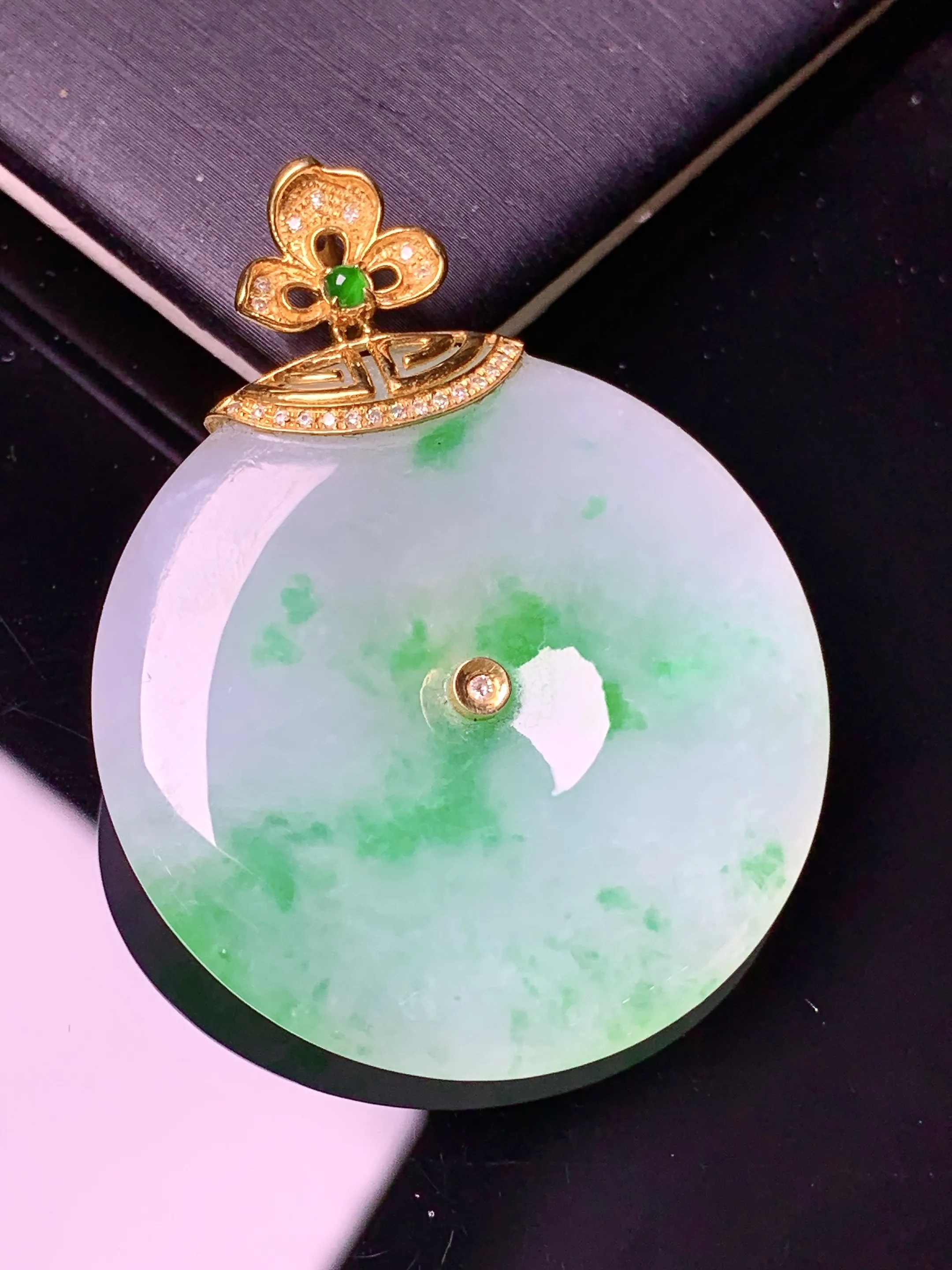 18k金镶嵌飘绿平安扣吊坠 玉质细腻 色泽艳丽清新 整体尺寸44*34.6*5.6