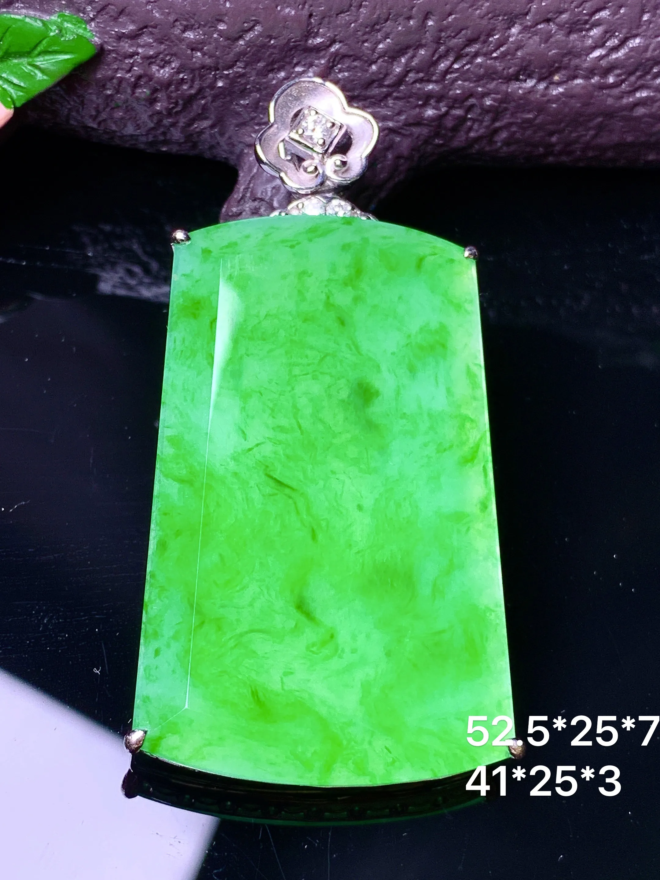 18k金镶嵌翠绿无事牌吊坠 玉质细腻 色泽艳丽清新 整体尺寸52.5*25*7