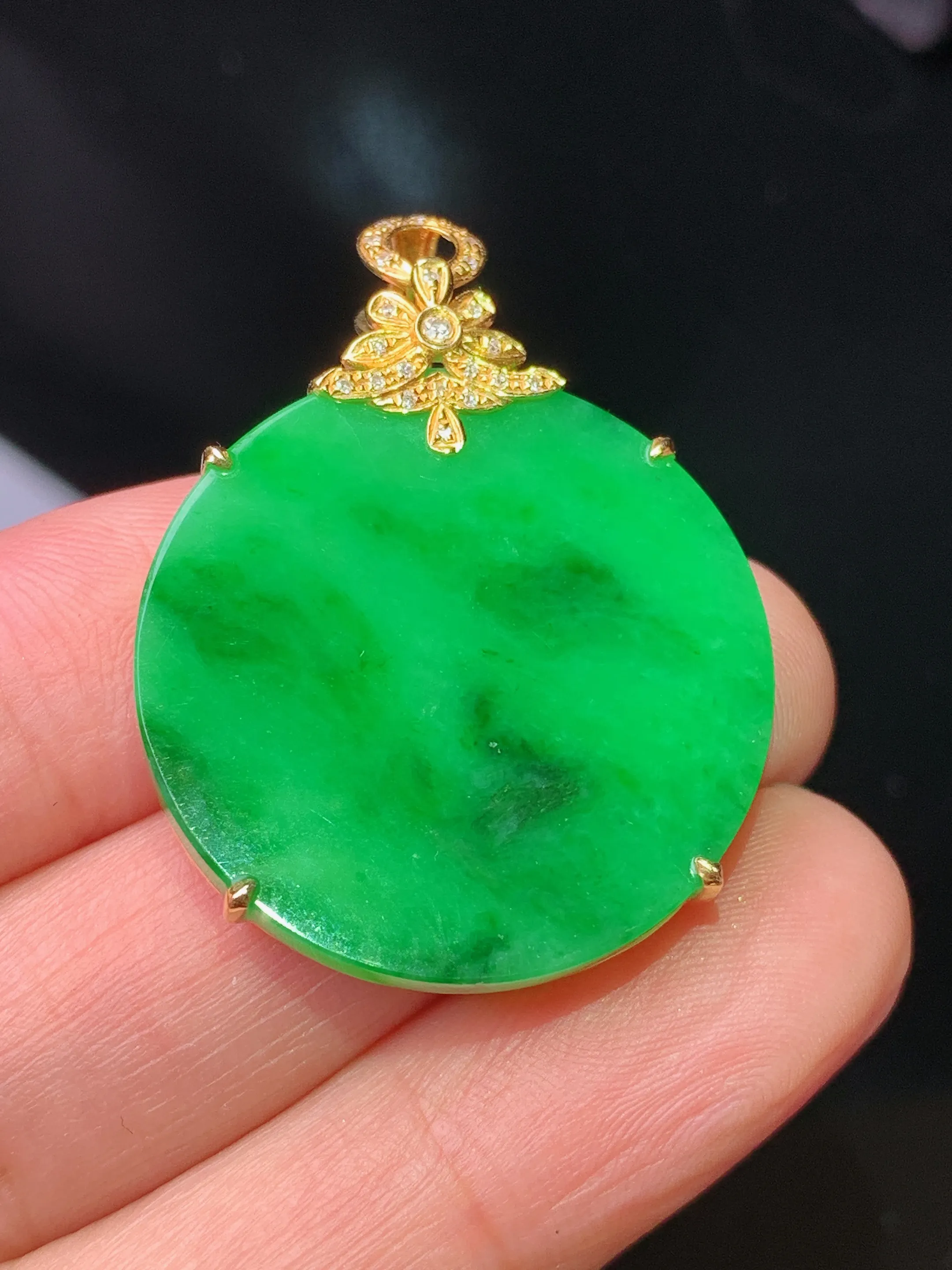 18k金钻镶嵌翠绿圆牌吊坠 玉质细腻 色泽艳丽清新 整体尺寸35.7*26.6*5.2