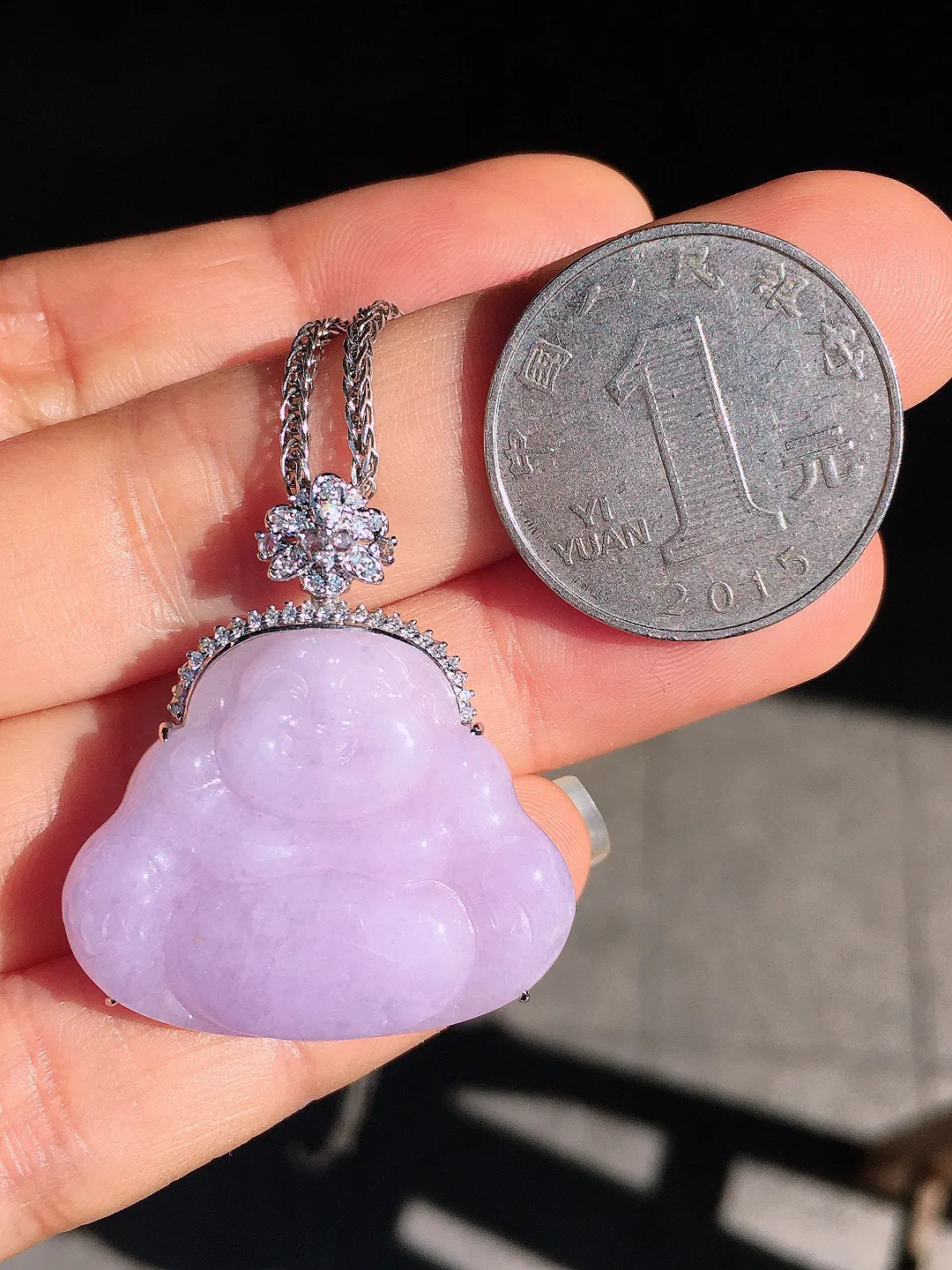 紫罗兰佛公吊坠，色泽均匀艳丽，玉质细腻，荧光感超
强，饱满圆润，尽显优雅气质，18k
金豪华镶嵌