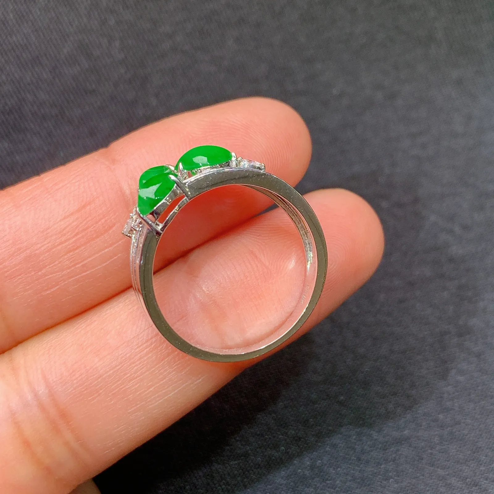 冰阳绿随形戒指，18k金镶嵌，款式新颖，冰润色阳，种水足，Of 圈口15 裸石5.2*2.3*2