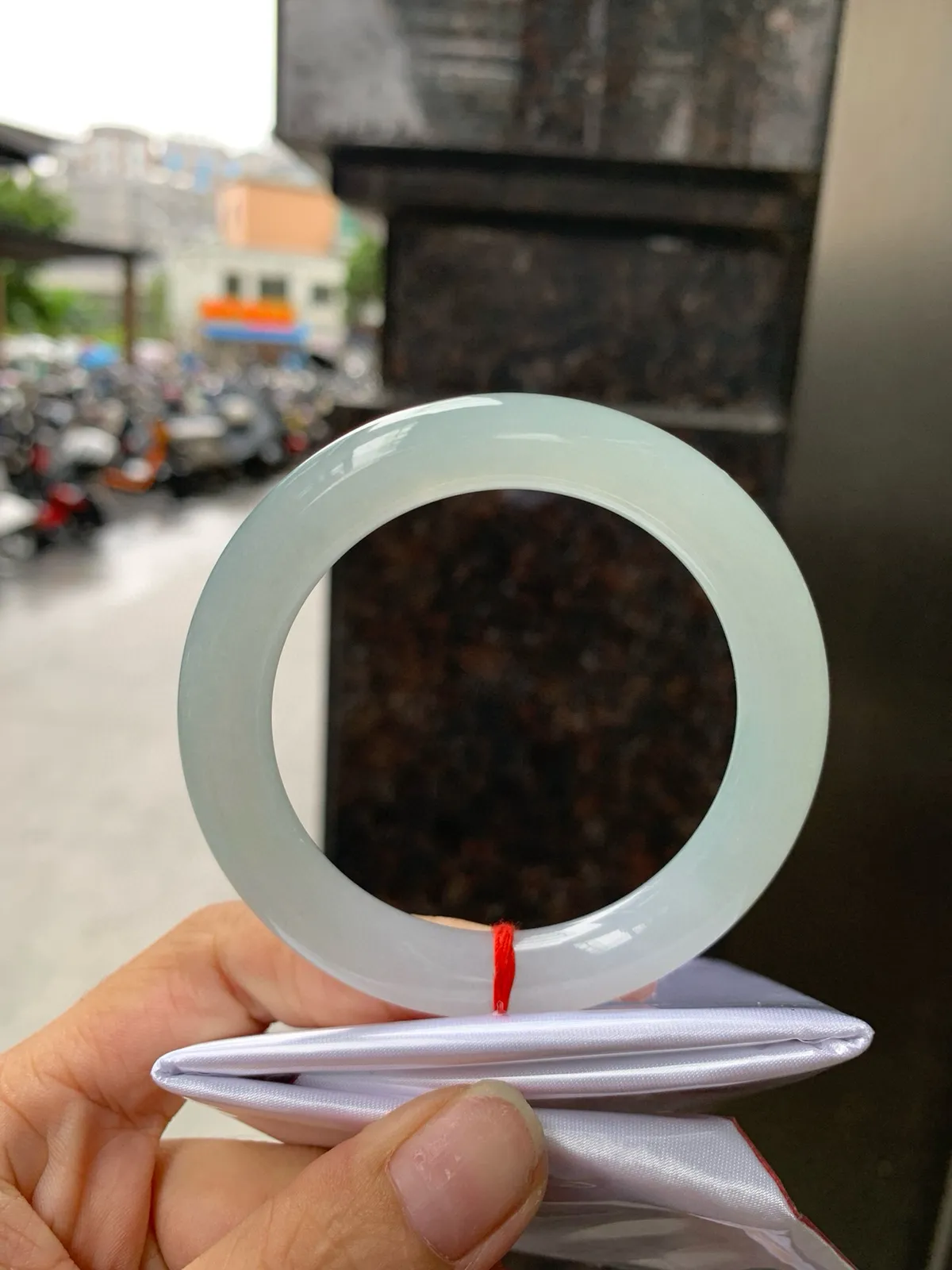 冰晴圆条53.3-9.8-9.5
完美，底妆水润细腻，满圈淡雅晴绿，像初春嫩芽落入清泉，均匀柔和，抬