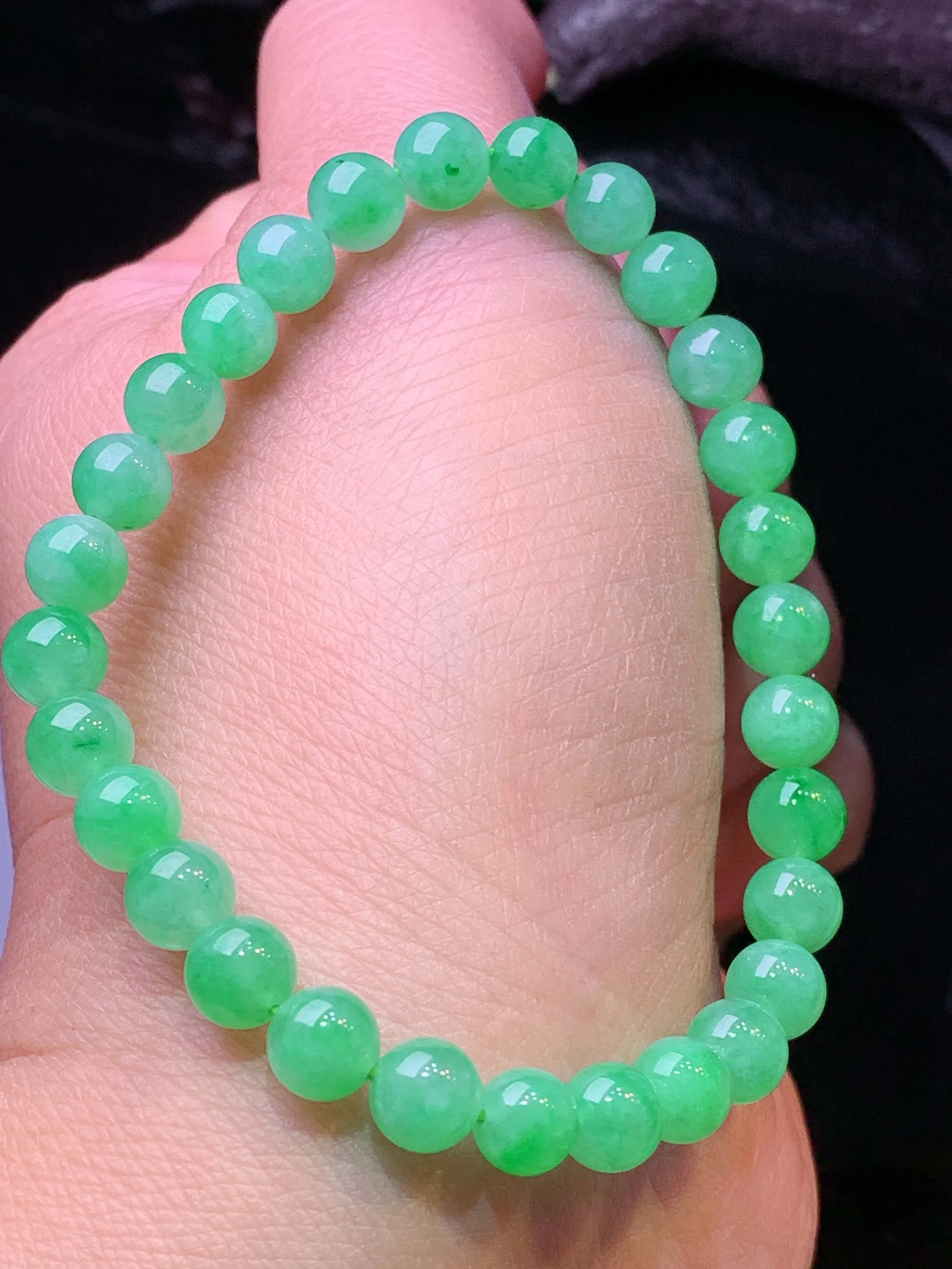 翠绿圆珠手链 玉质细腻 色泽艳丽清新 整体尺寸6.2