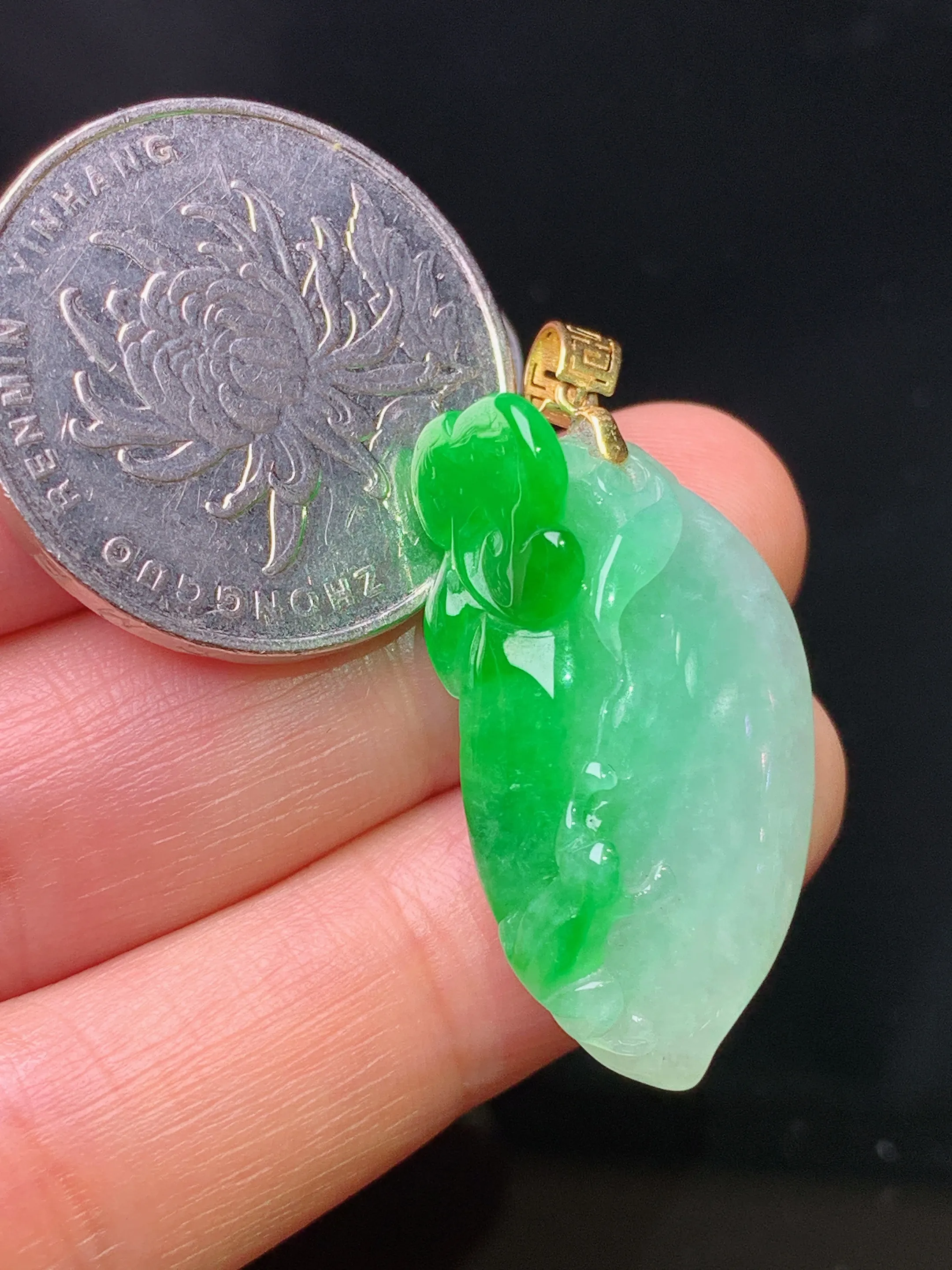 18k金镶嵌飘绿如意吊坠 玉质细腻 色泽艳丽清新 整体尺寸35.2*16.8*8.2