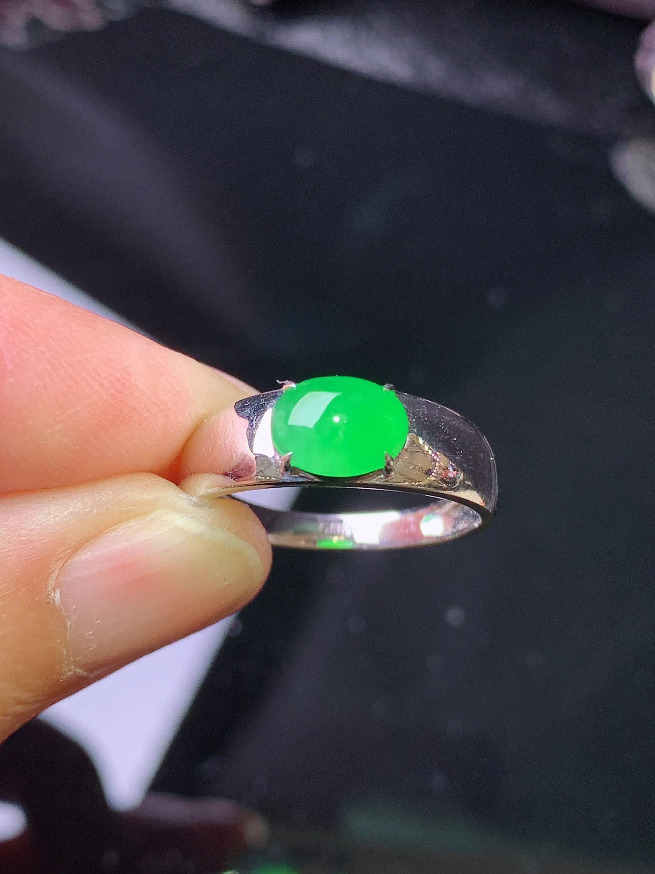 18k金镶嵌满绿蛋面戒指 玉质细腻 色泽艳丽清新 圈口14 裸石尺寸5.6*7.3*3.2