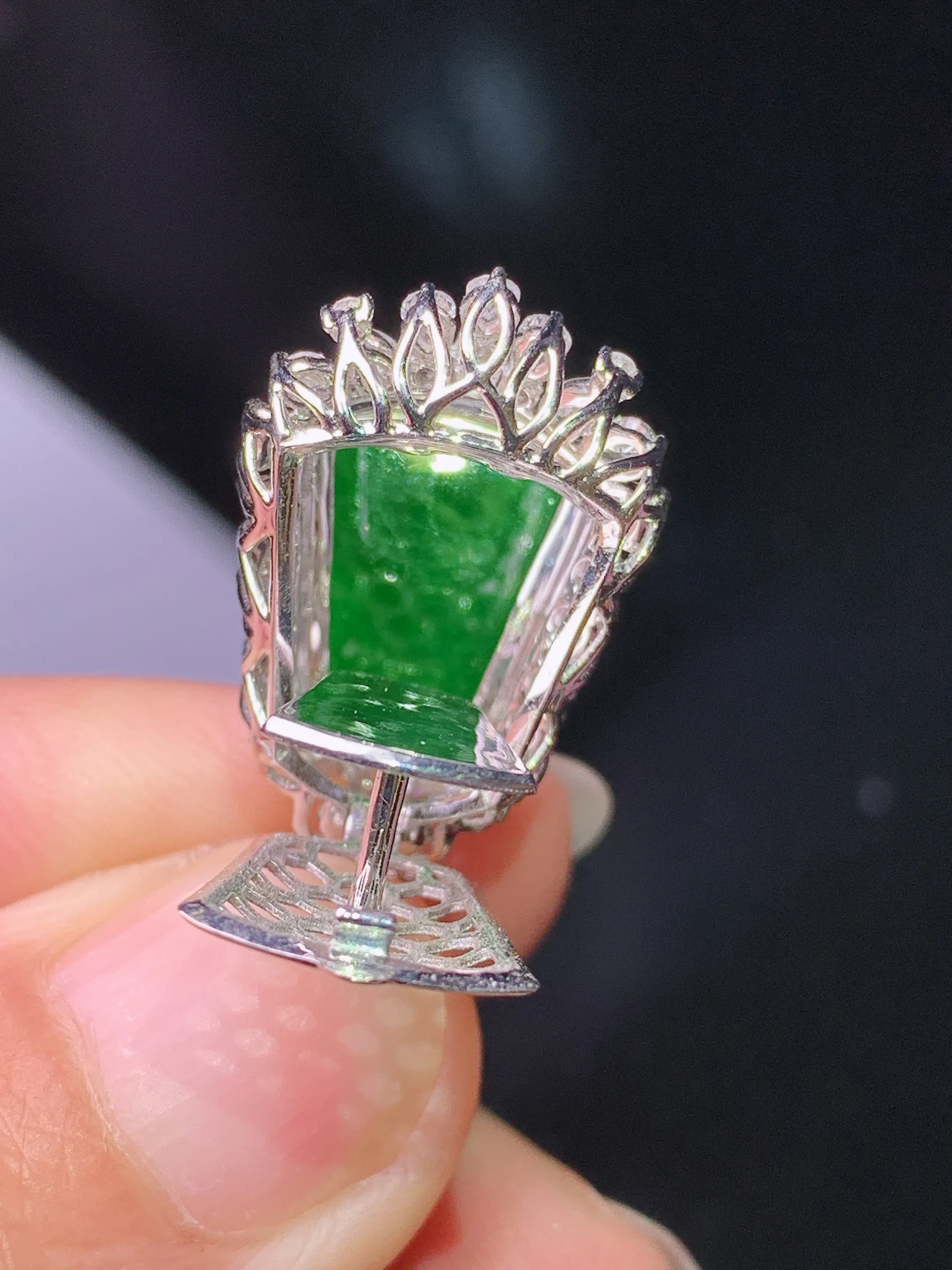 18k金钻镶嵌满绿无事牌吊坠 玉质细腻 色泽艳丽清新 整体尺寸36.2*14.5*9.2