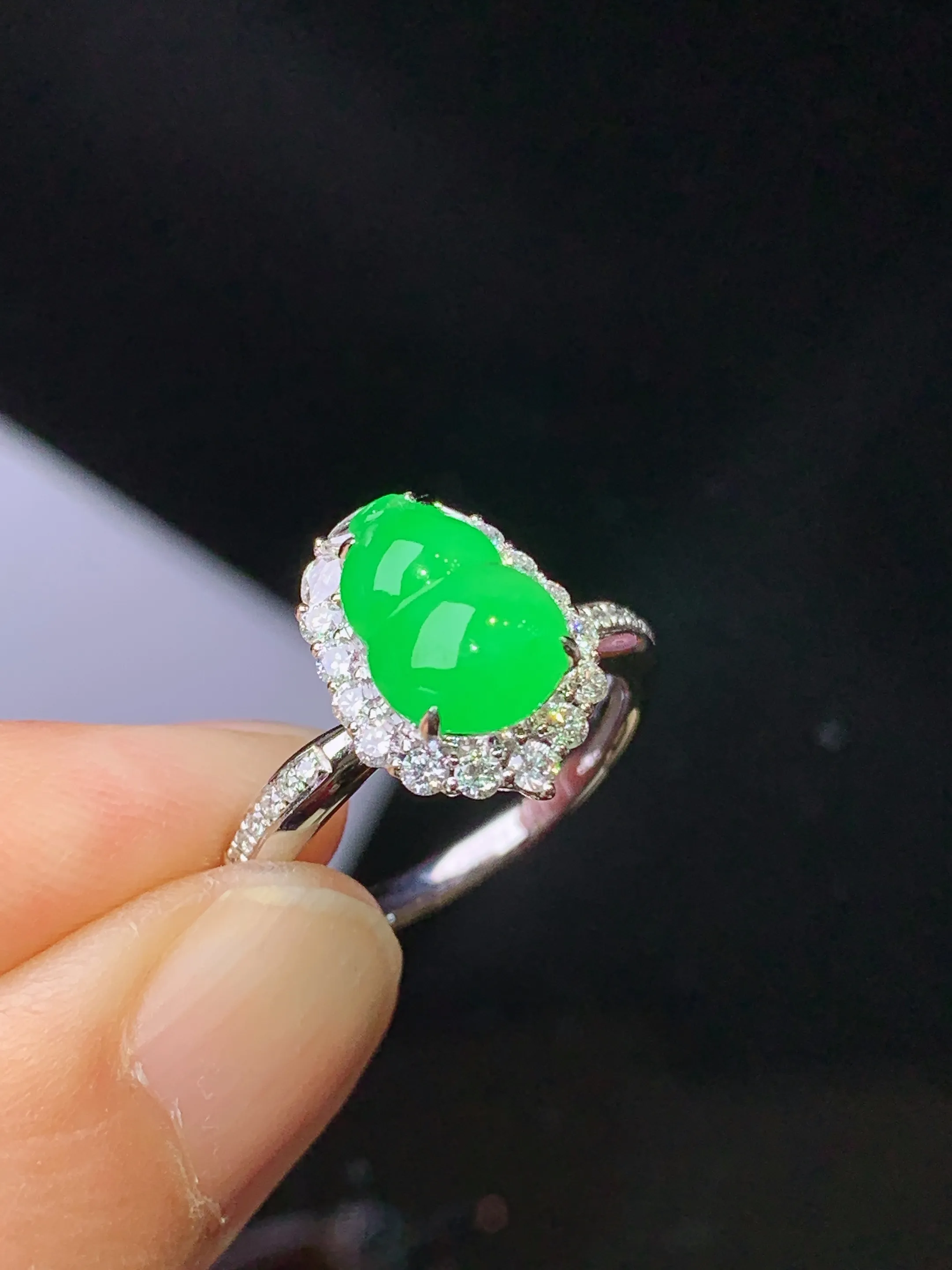 18k金钻镶嵌翠绿葫芦戒指 玉质细腻 色泽艳丽清新 圈口13 整体尺寸13.8*10.2*9.2