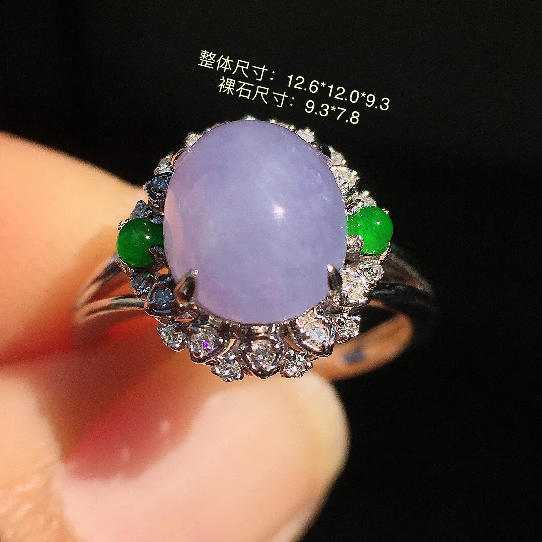 紫罗兰蛋面戒指，色泽均匀艳丽，玉质细腻，荧光感超
强，饱满圆润，尽显优雅气质，18k
金豪华镶嵌