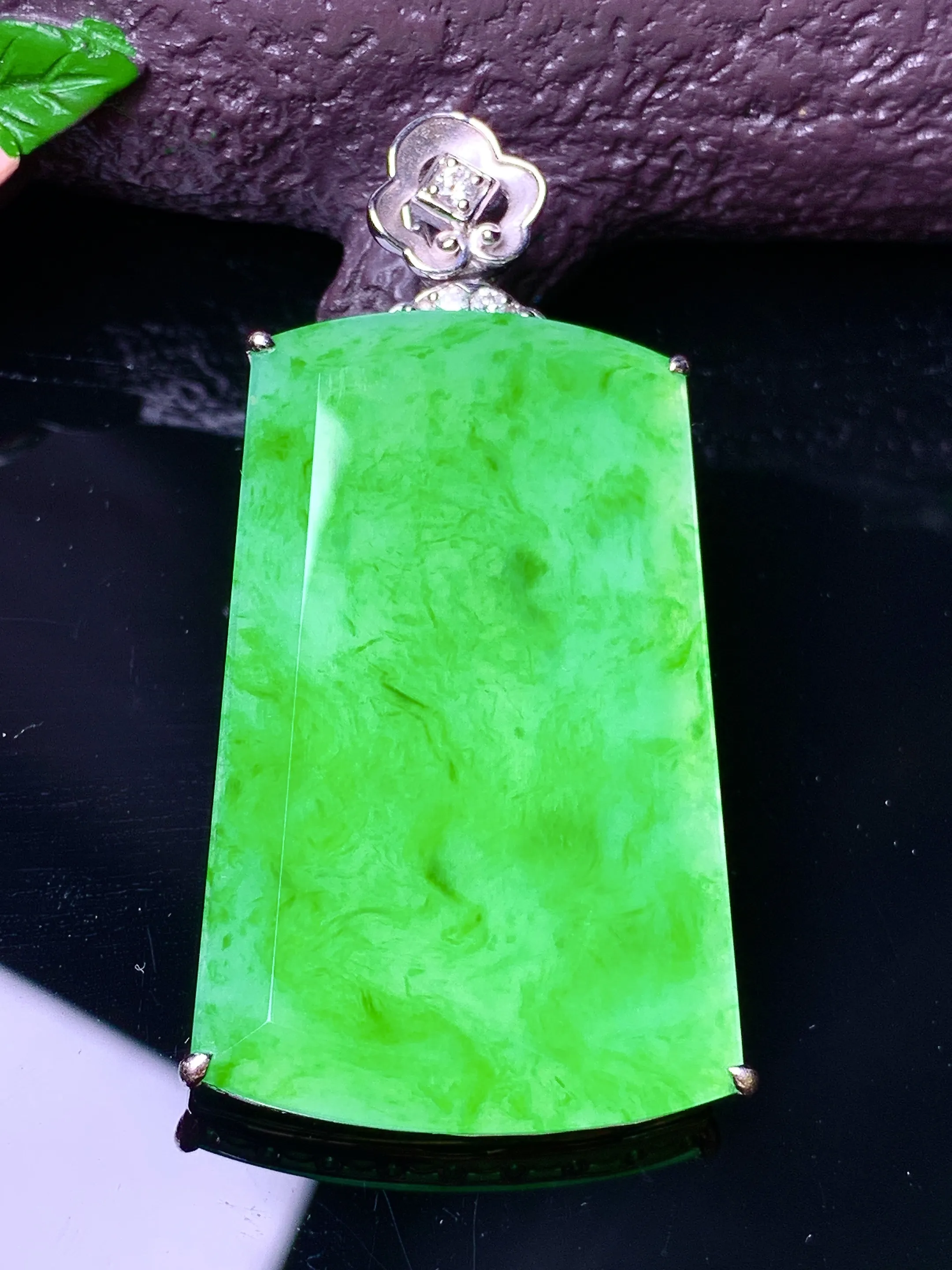 18k金镶嵌翠绿无事牌吊坠 玉质细腻 色泽艳丽清新 整体尺寸52.5*25*7