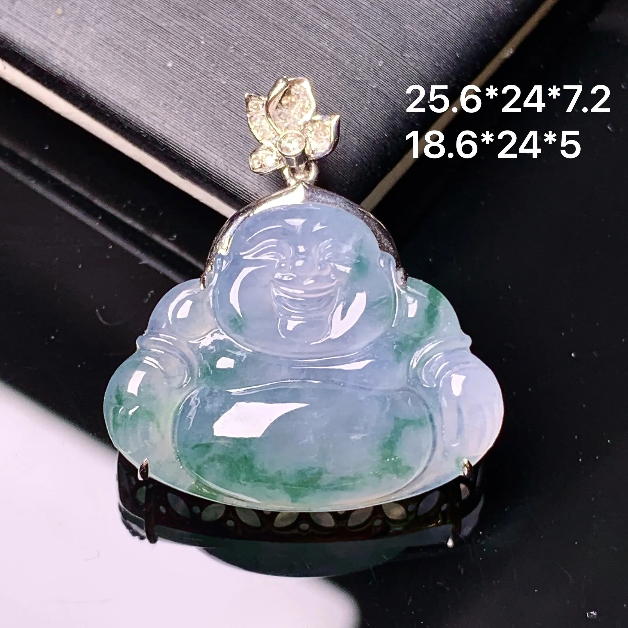 18k金钻镶嵌飘绿佛公吊坠 玉质细腻 色泽艳丽清新 整体尺寸25.6*24*7.2