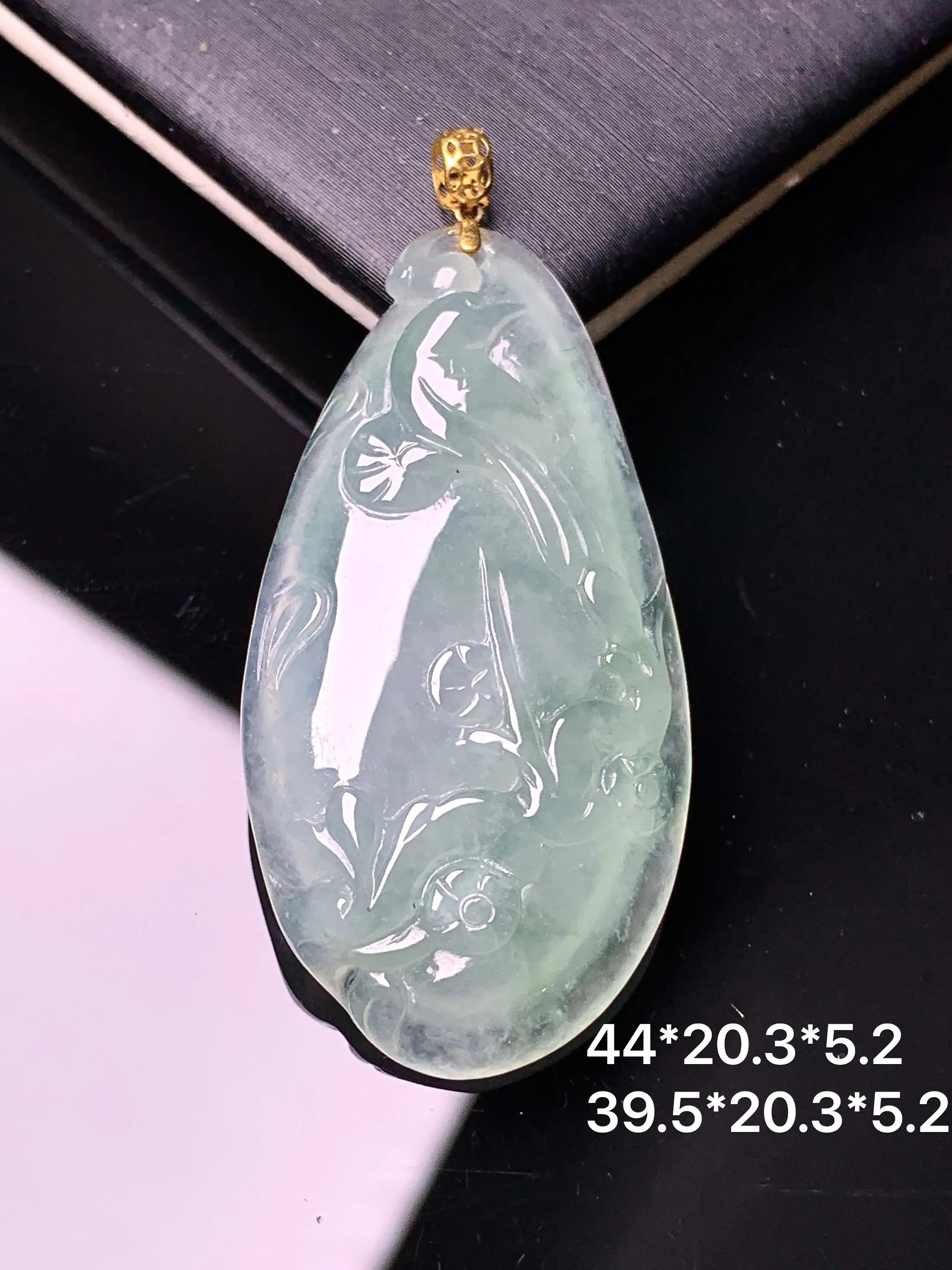 18k金镶嵌冰种雕花吊坠 玉质细腻 色泽艳丽清新 整体尺寸44*20.3*5.2