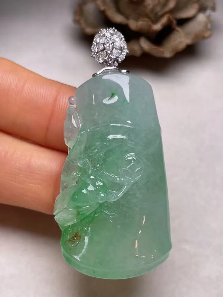 冰糯种飘绿节节高吊坠、真金真钻镶嵌，种水好，玉质细腻 .裸石尺寸 43.0*23.8