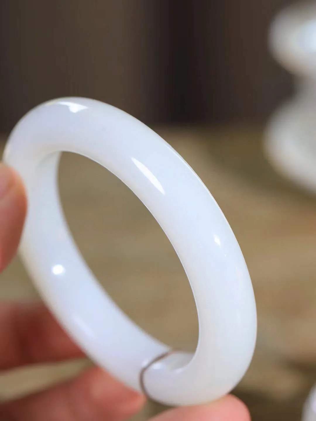 [温润如玉.手镯]

精品️和田玉白玉手镯。玉质温润细腻 油性十足 手感舒适，高华雅逸，线条流畅，简约大气，美自天成，素雅高贵。佩戴于腕间，婉约之美，举手投足间透出那份低调奢华。重73.5克 内径58mm尺寸13-10.7mm 7812814A