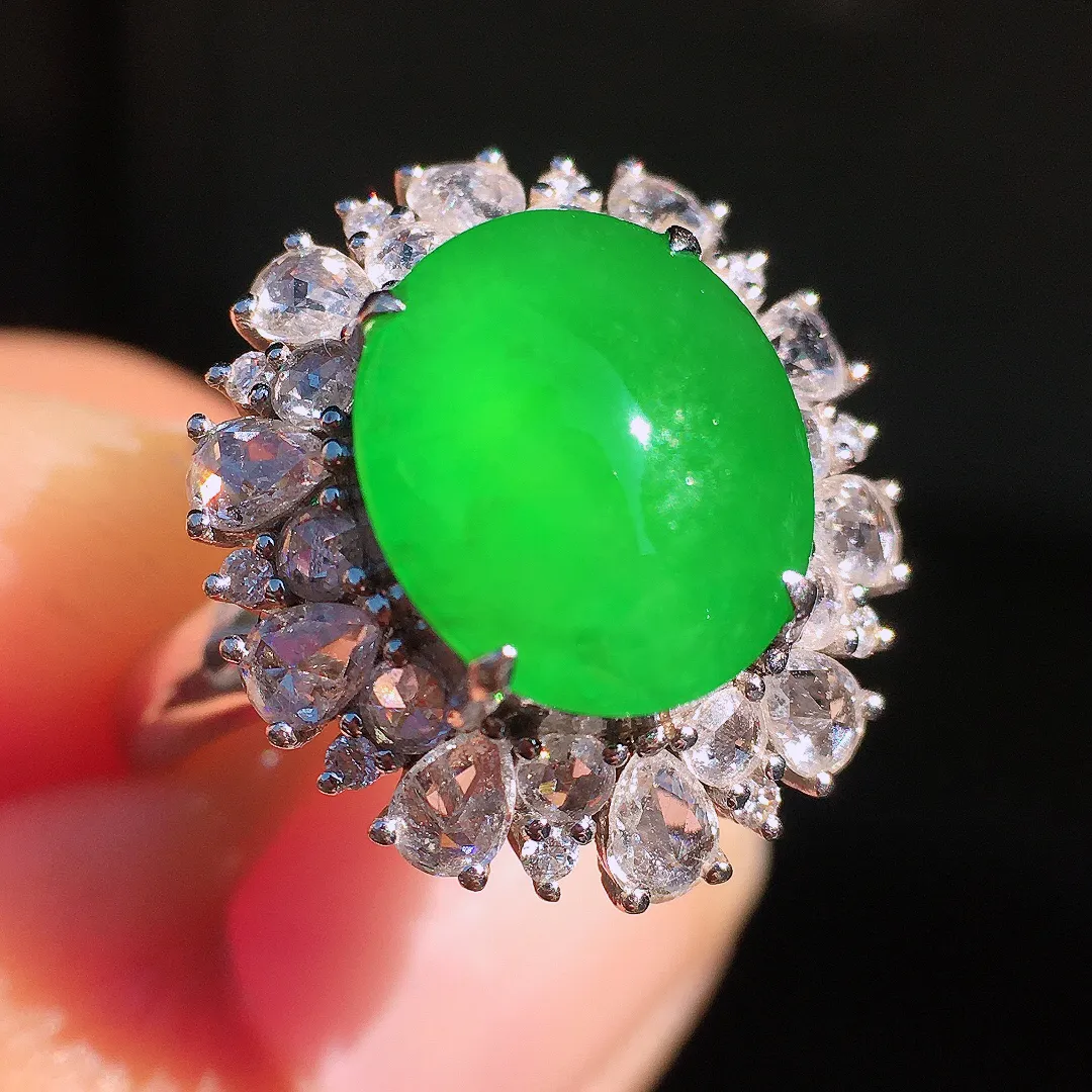 阳绿蛋面戒指，色泽均匀艳丽，玉质细腻，荧光感超
强，饱满圆润，尽显优雅气质，18k
金豪华镶嵌