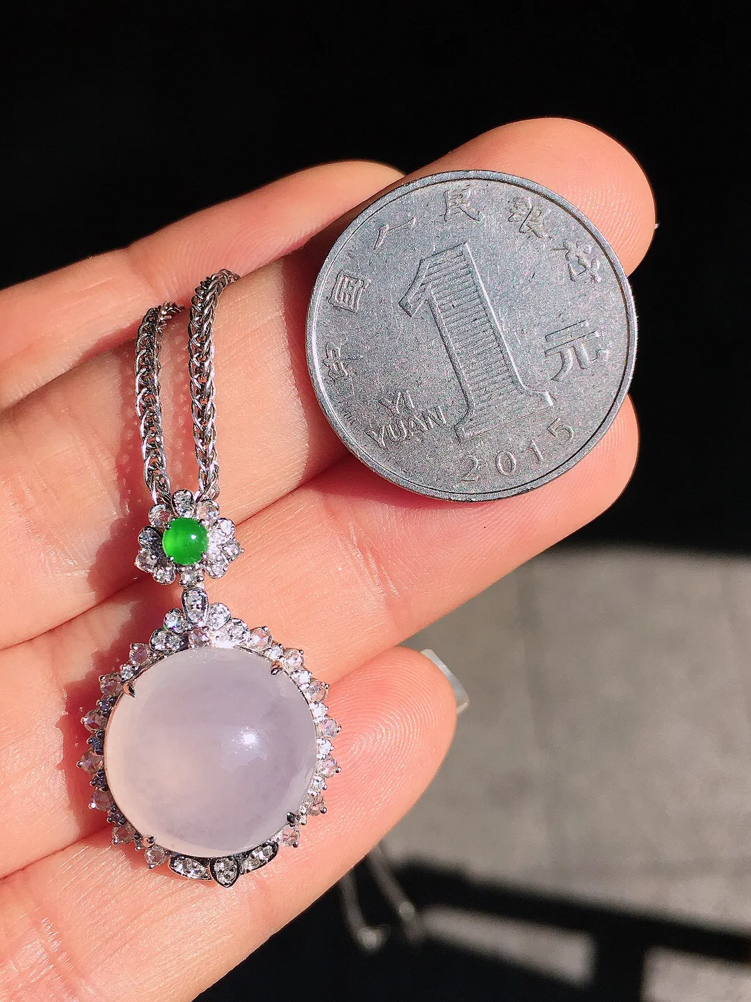 冰种蛋面吊坠，玉质细腻，荧光感超
强，饱满圆润，尽显优雅气质，18k
金豪华镶嵌