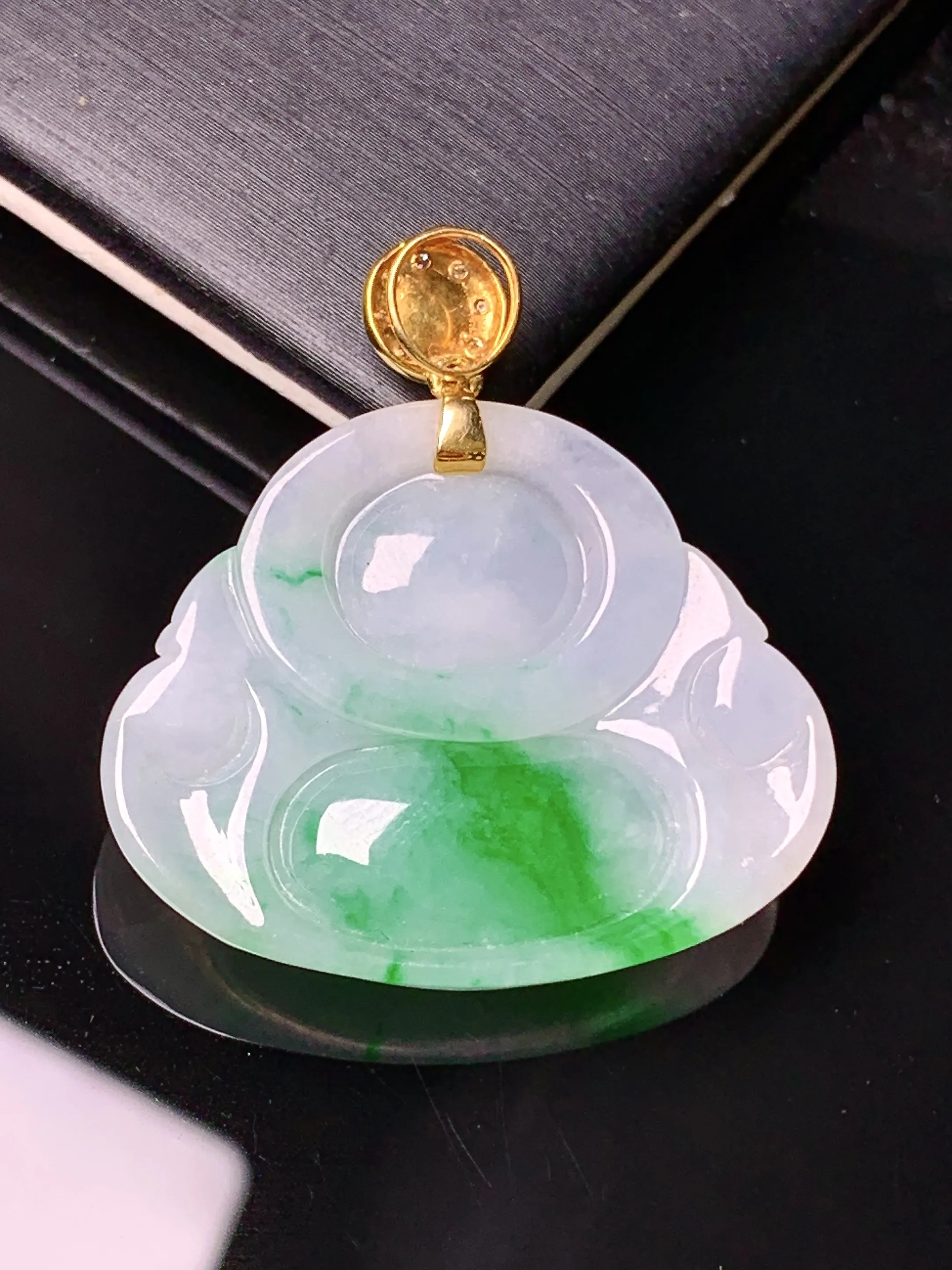 18k金钻镶嵌飘绿佛公吊坠 玉质细腻 色泽艳丽清新 整体尺寸32.3*30.5*5.8