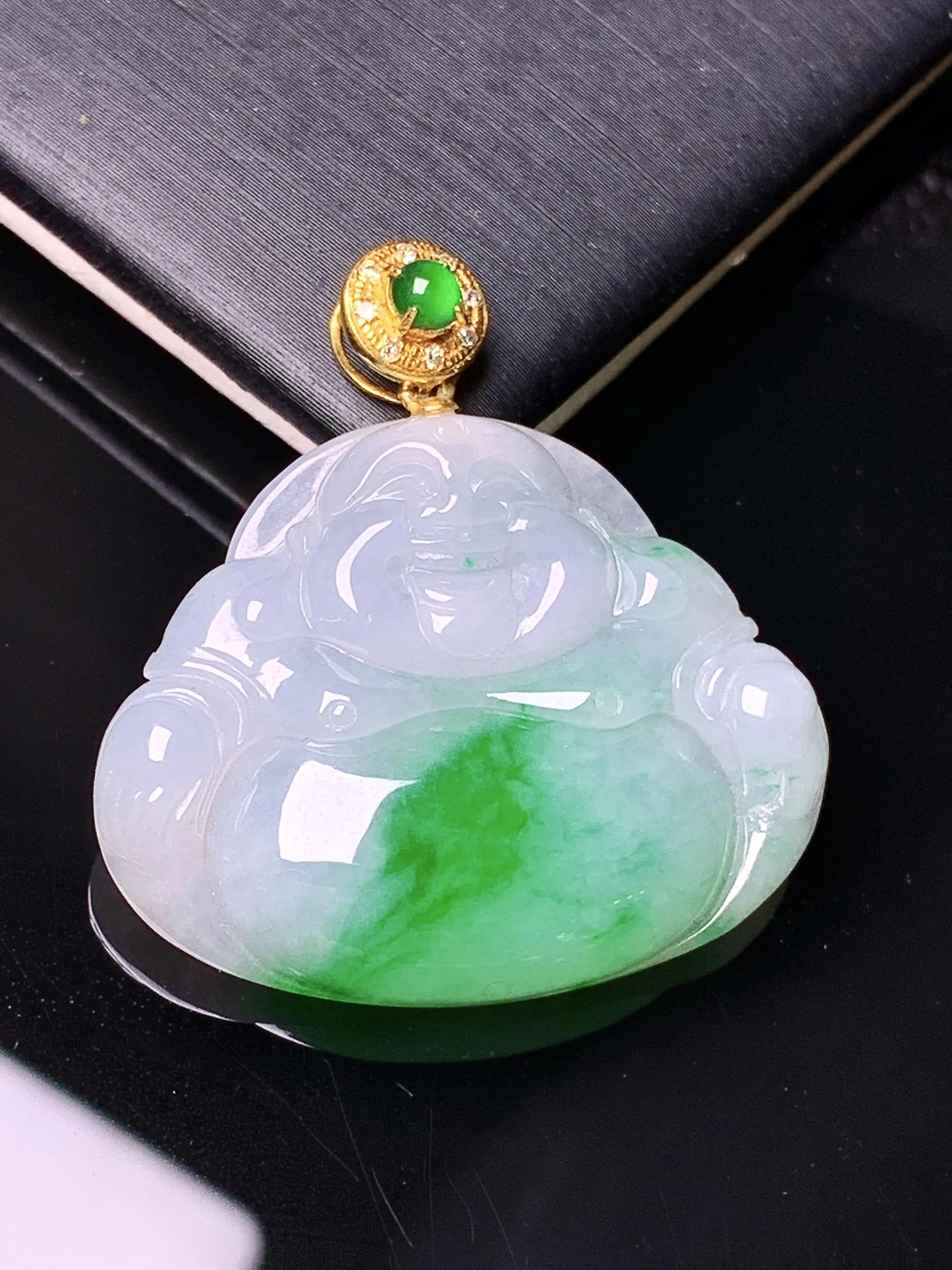 18k金钻镶嵌飘绿佛公吊坠 玉质细腻 色泽艳丽清新 整体尺寸32.3*30.5*5.8