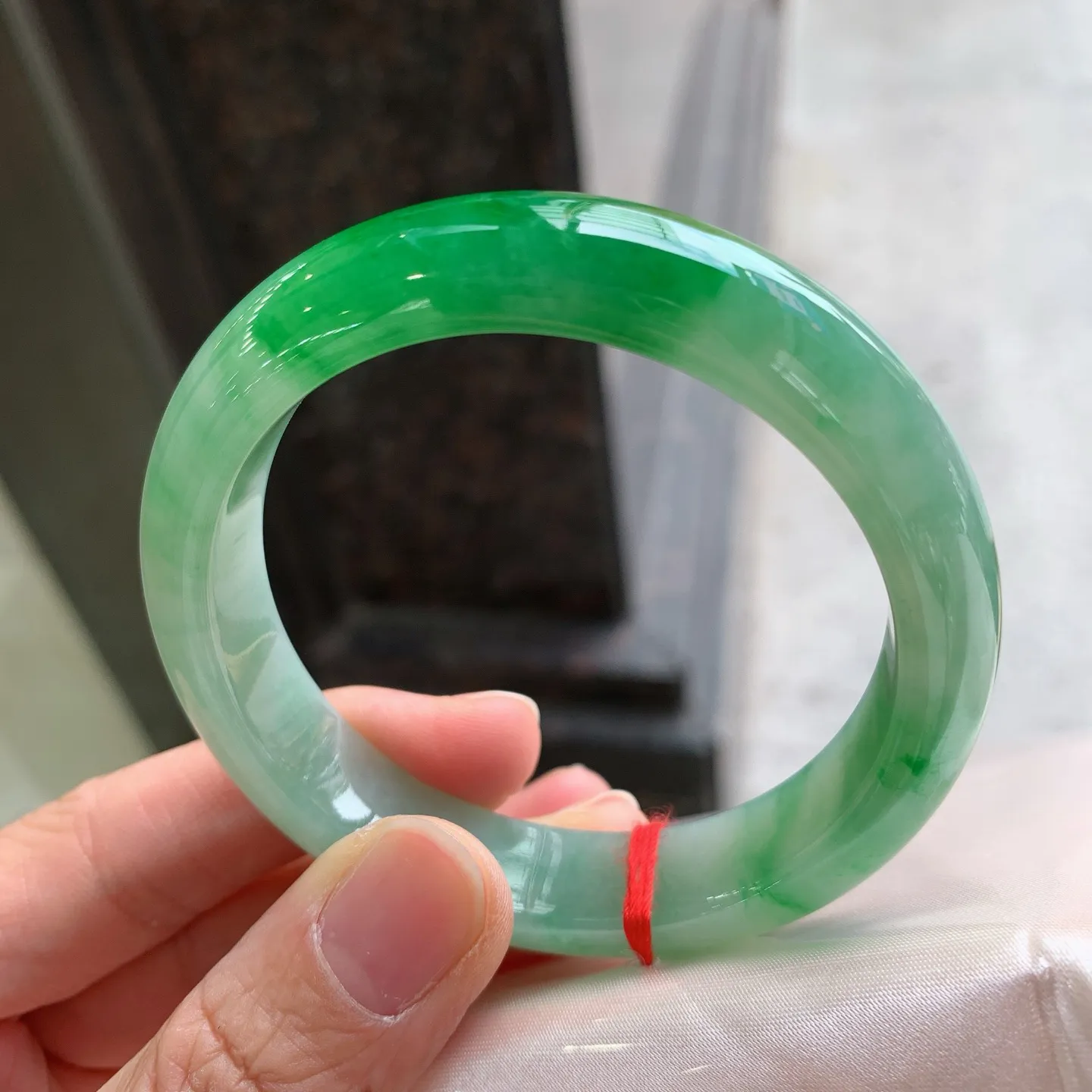 正圈飘绿 无瑕 尺寸：57/12.9/8.4  色辣