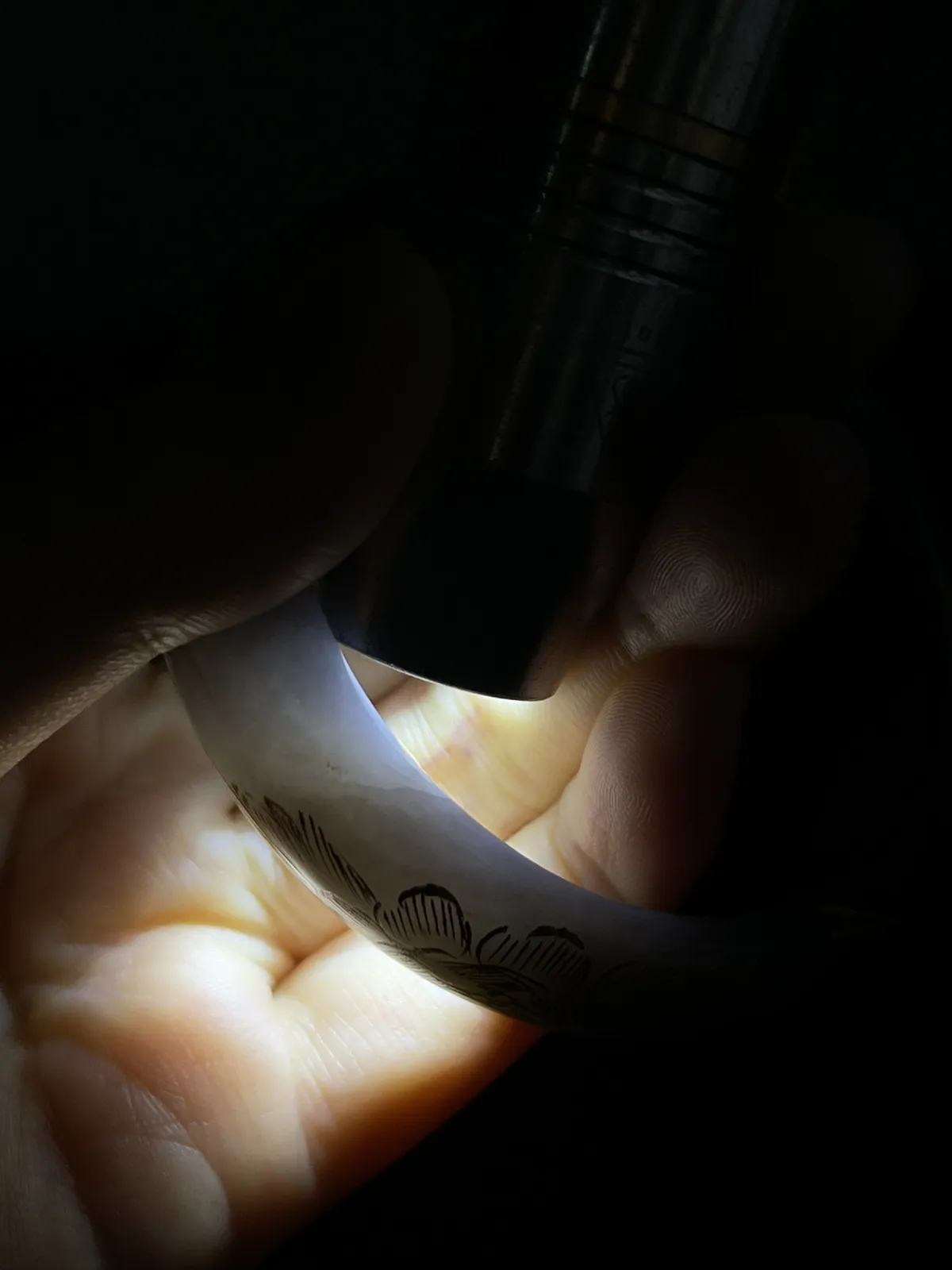 正圈55.4圈口，和田玉手镯，表面颜色为人工绘制