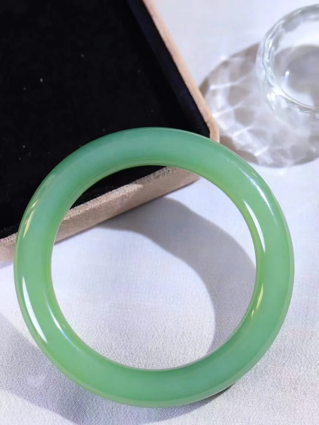 【玉佳人·手镯】

收藏级️和田玉碧玉圆条手镯 ，玉质细腻油润，做工细致精美，端庄素雅，亭亭玉立，芊芊素手。芊芊素手，怎能忘镯？秀美圆条，更显婀娜。内径56.5mm 尺寸10.5-10.5mm重56.7克6910880A