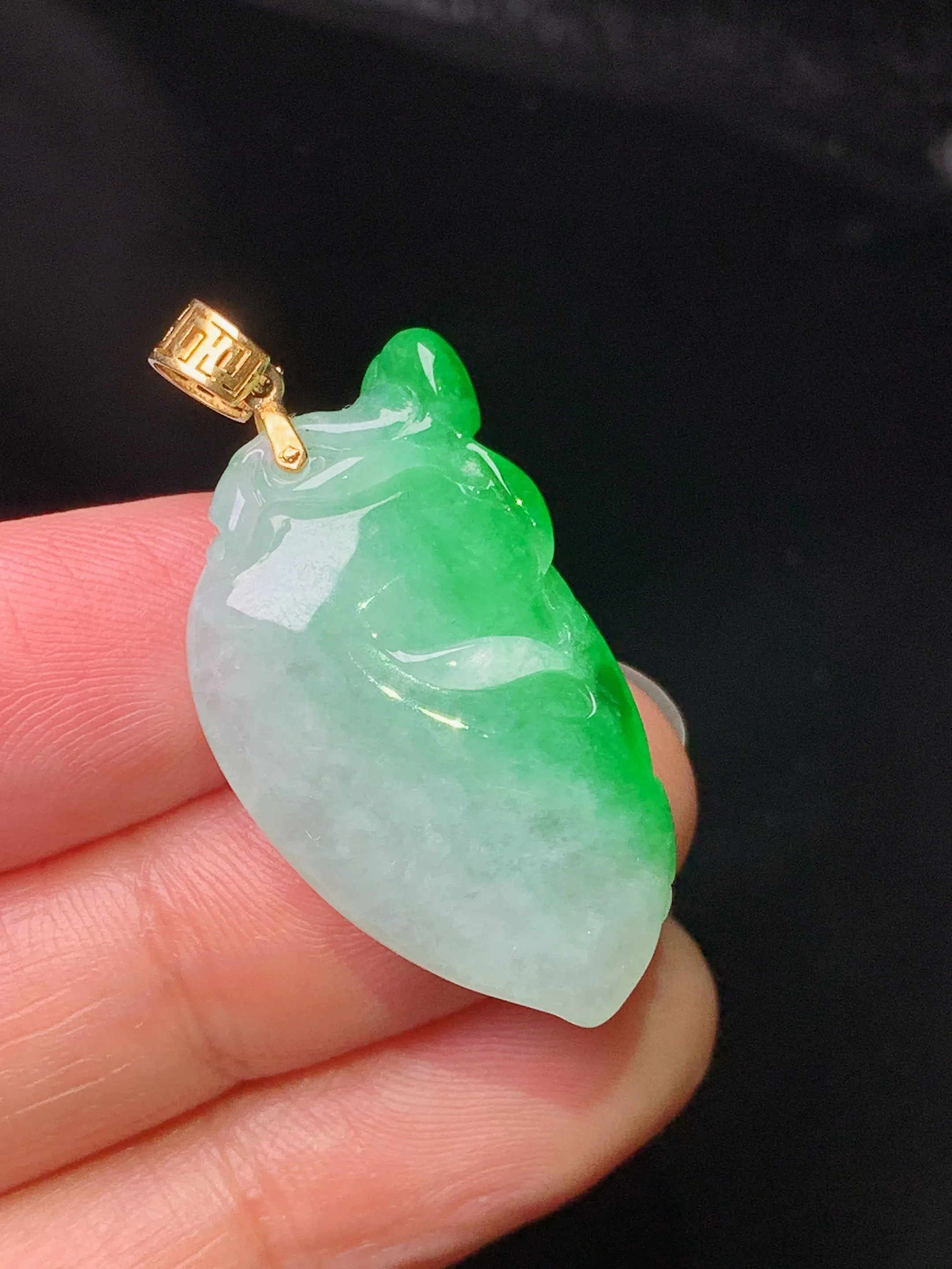 18k金镶嵌飘绿如意吊坠 玉质细腻 色泽艳丽清新 整体尺寸35.2*16.8*8.2