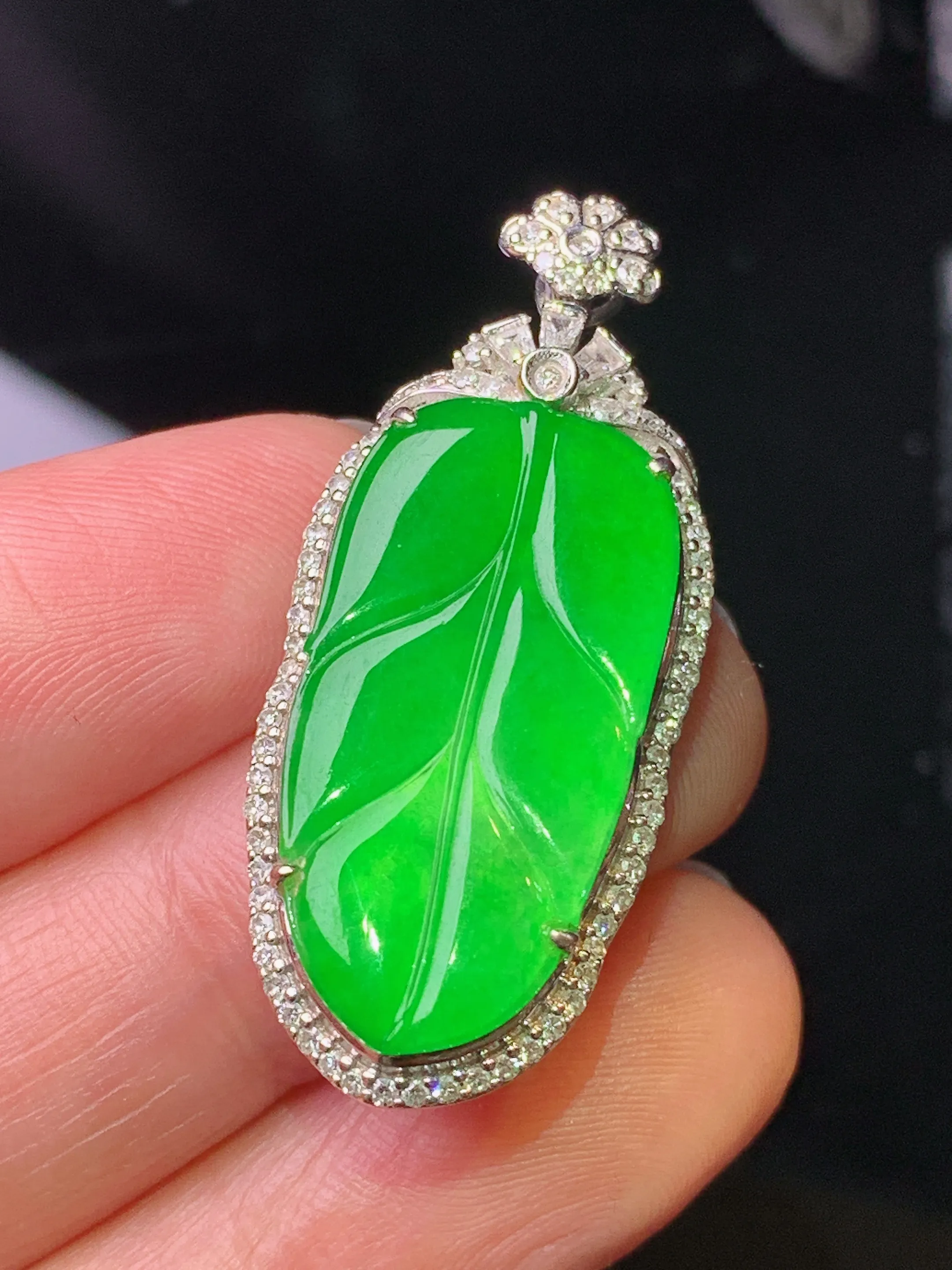 18k金钻镶嵌翠绿树叶吊坠 玉质细腻 色泽艳丽清新 整体尺寸36.5*15.8*6.8