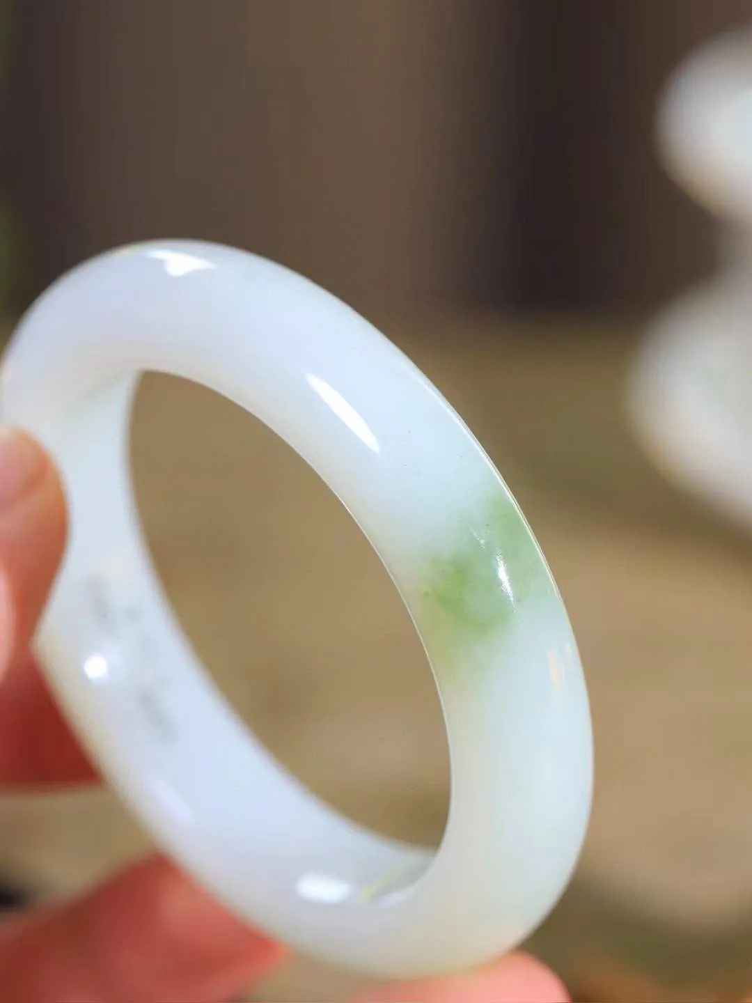 【婉约佳人.手镯】

精品️和田玉白玉带翠手镯 玉质温润细腻 油性十足 手感舒适，高华雅逸，线条流畅，简约大气，美自天成，素雅高贵。佩戴于腕间，婉约之美，举手投足间透出那份低调奢华。重58.7克 内径52.5mm  尺寸12.7-9.6mm   FDA-1114833