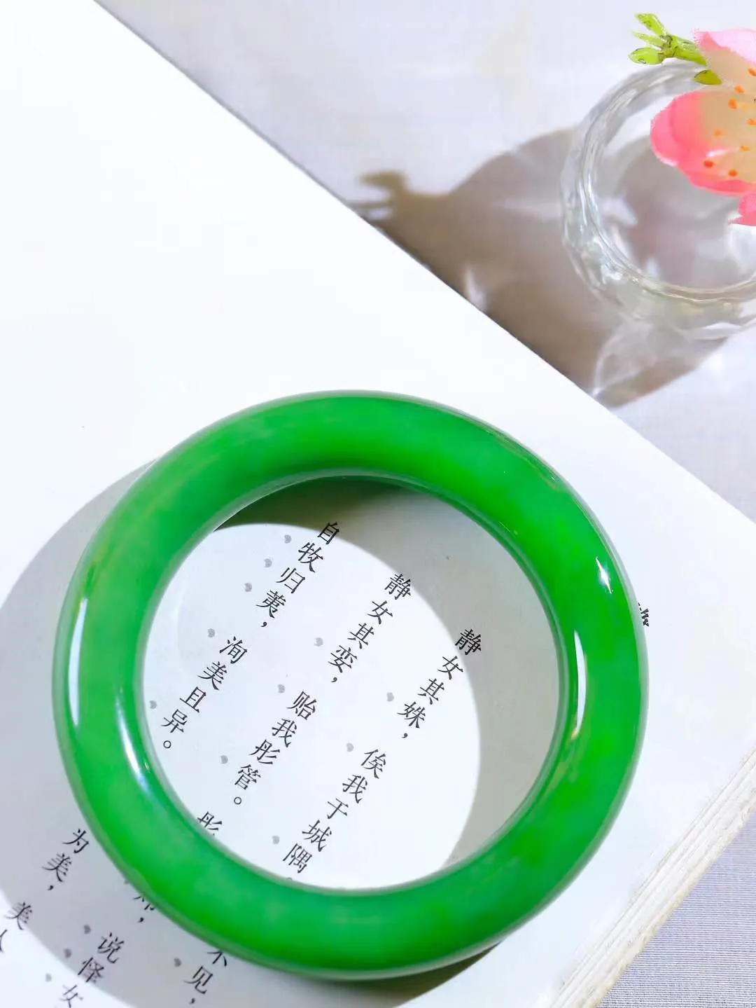 【柔情素语·手镯】

典藏级臻品️️和田玉碧玉圆条手镯，玉质细腻温润，手感舒适，️线条流畅，简约大气，美自天成，佩戴于腕间，婉约之美，举手投足间透出那份低调奢华，醉人心扉。重76.5克 内径圈口55.5mm  尺寸12.3-12.3mm   FDA-5516800