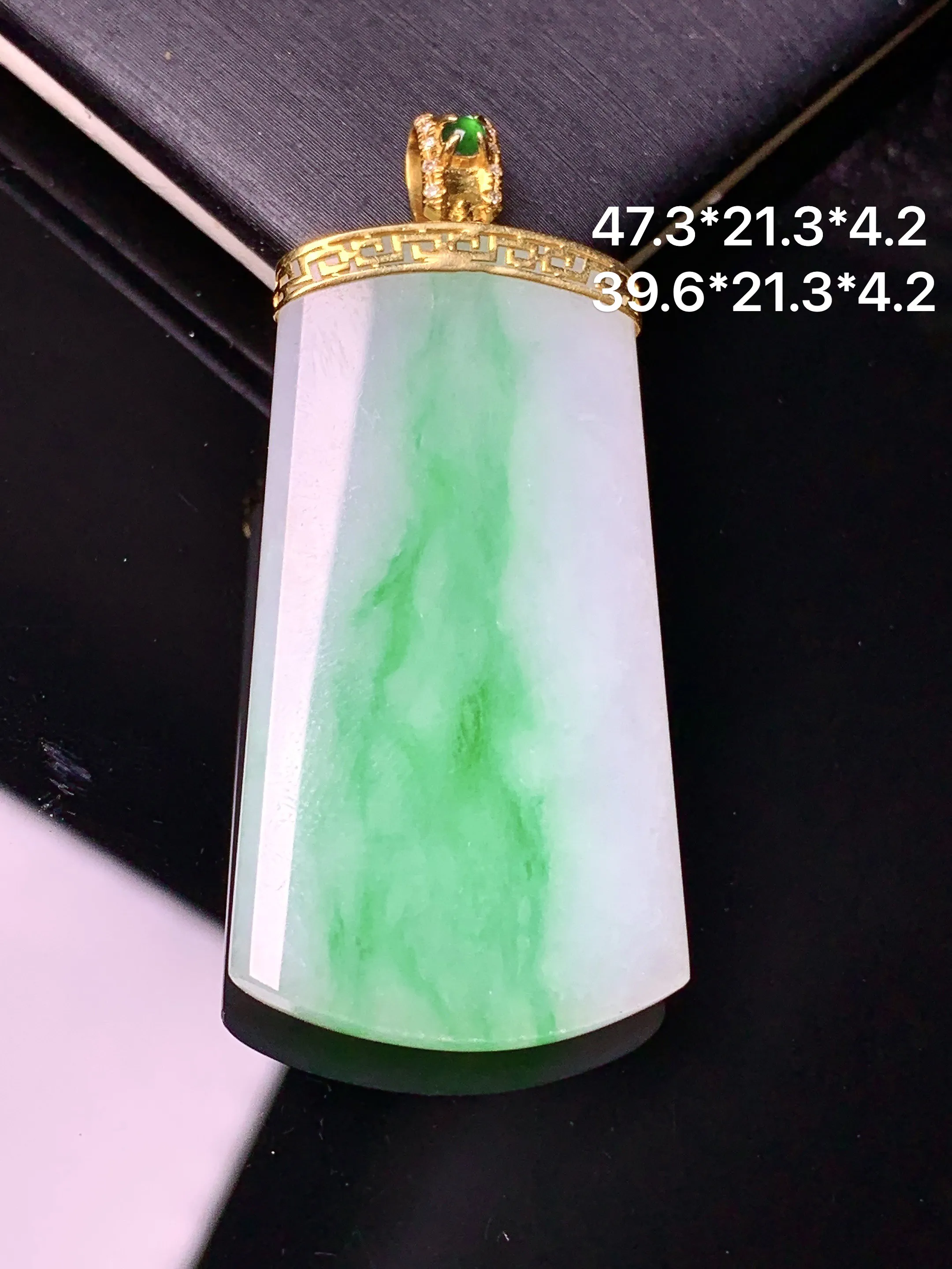 18k金镶嵌飘绿无事牌吊坠 玉质细腻 色泽艳丽清新 整体尺寸47.3*21.3*4.2