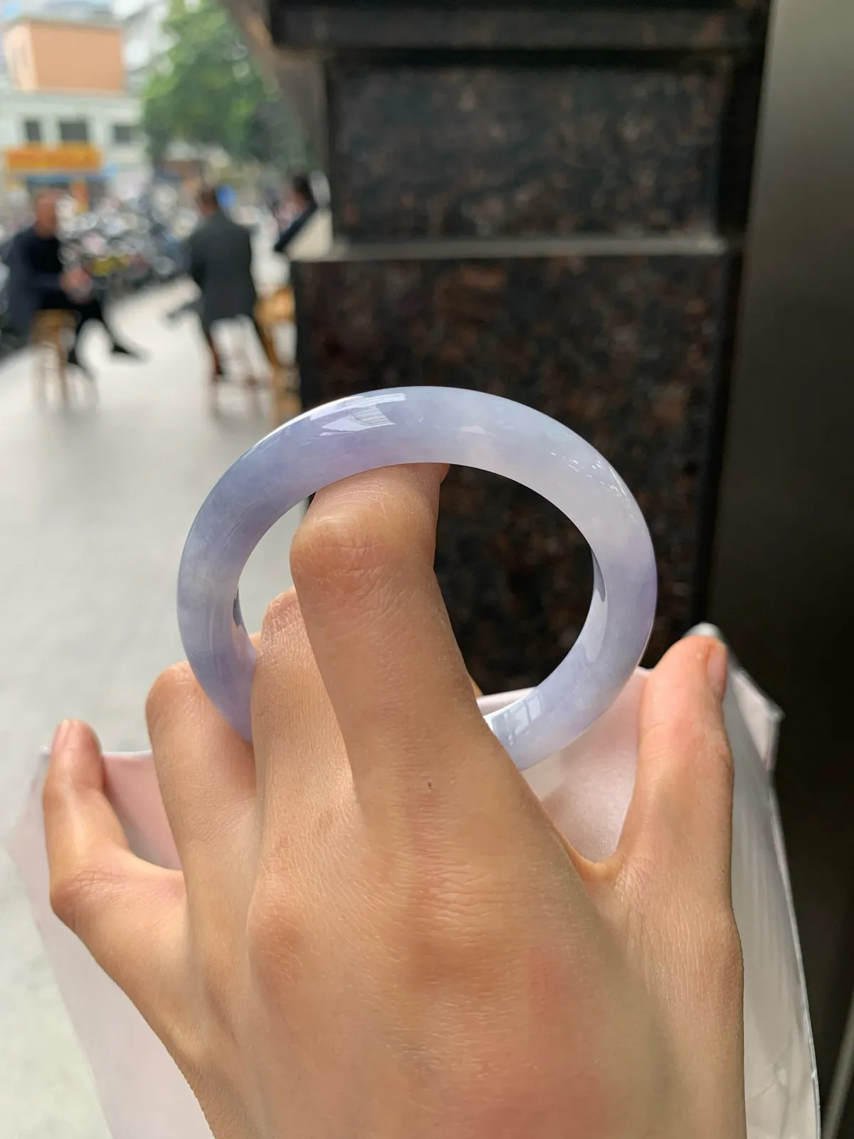 紫罗兰飘花正圈
52.2-10.2-8
玉质水润细腻，艳丽的紫底飘一朵蓝花，仿佛置身于莫奈花园里，浪漫温馨，神秘又优雅