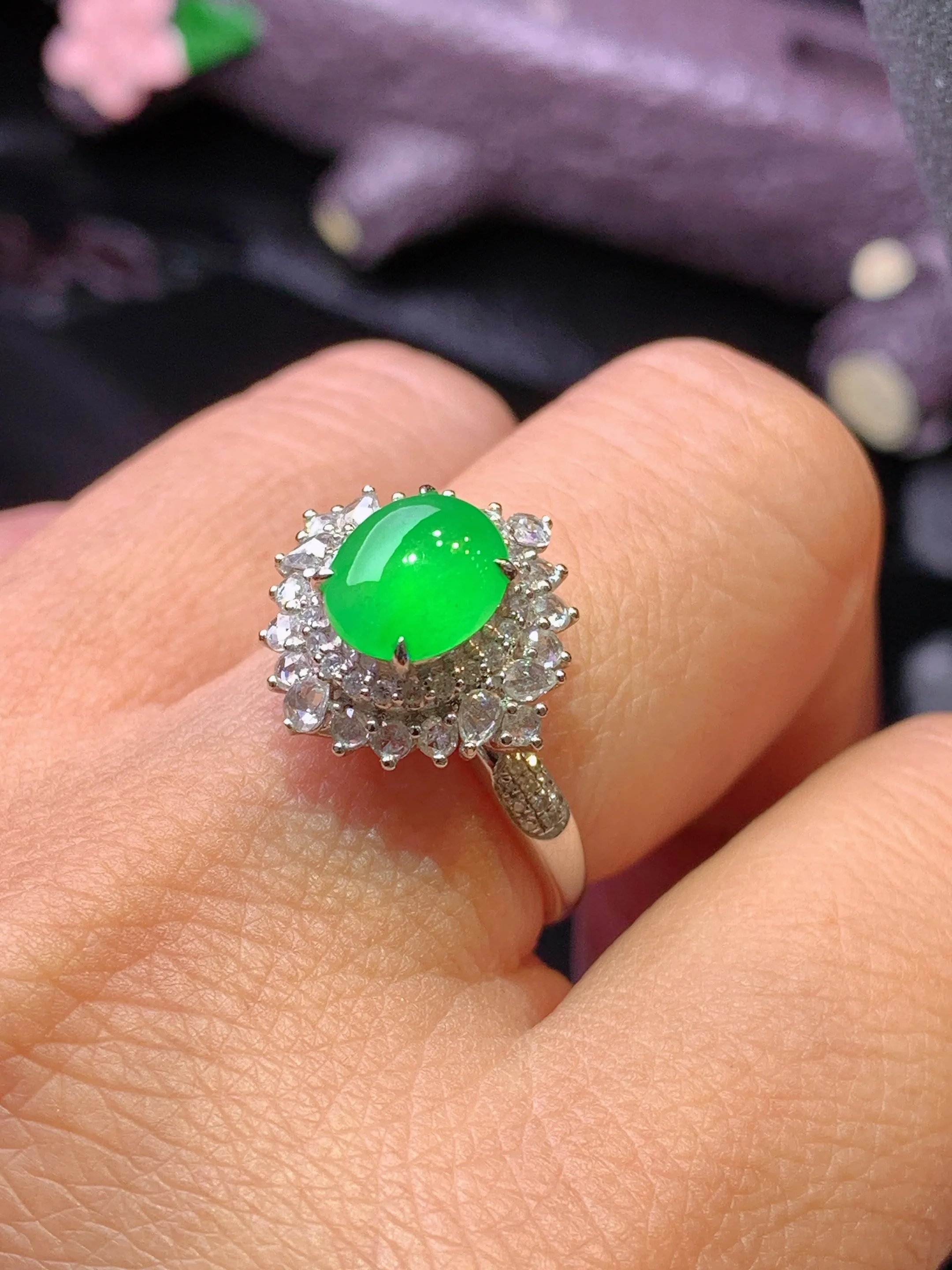 18k金钻镶嵌满绿蛋面戒指 玉质细腻 色泽艳丽清新 圈口14 整体尺寸14.5*15*11