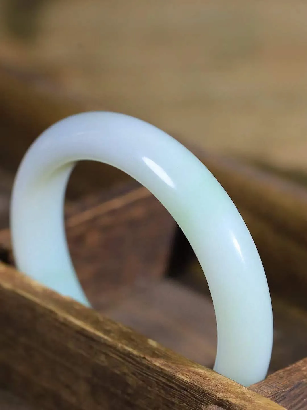 【一见钟情·手镯】

精品和田玉翠青手镯。镯型饱满，温润细腻，脂润沁香。️执一卷书，沏一盏茶，着一袭裙，戴一只镯。淡淡浅笺，素心若兰，静赏玉中诗画。悠悠岁月，芊手轻摘，盛满诗样芳华。重54克   内径圈口54mm 尺寸12.5-9.2mm  FDA-1516833