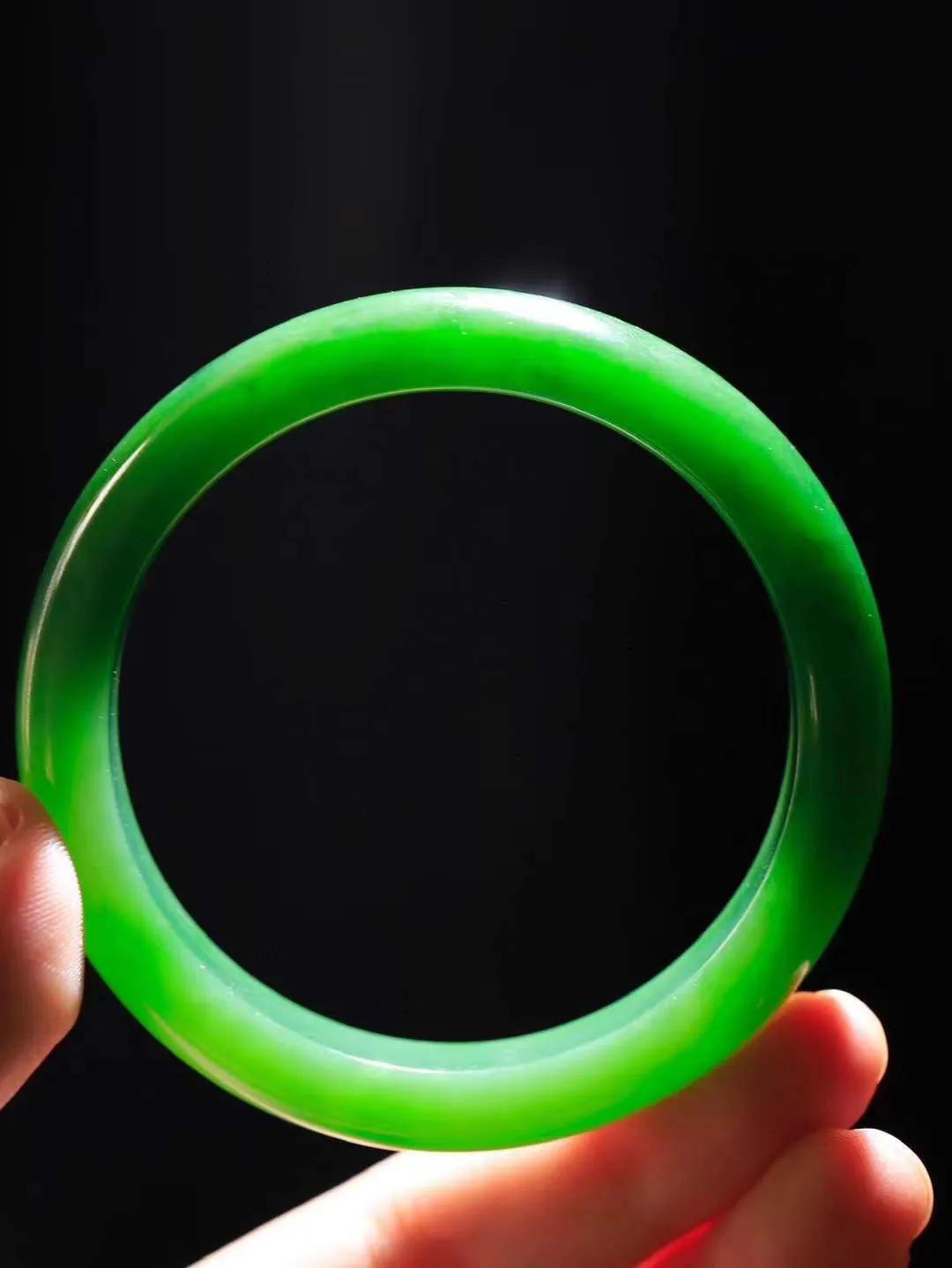 [温润如玉.手镯]

收藏级臻品和田玉碧玉手镯。玉质温润细腻 油性十足 手感舒适，高华雅逸，线条流畅，简约大气，美自天成，素雅高贵。佩戴于腕间，婉约之美，举手投足间透出那份低调奢华。重62.8克 内径58.5mm尺寸14-8.5mm 7817814A