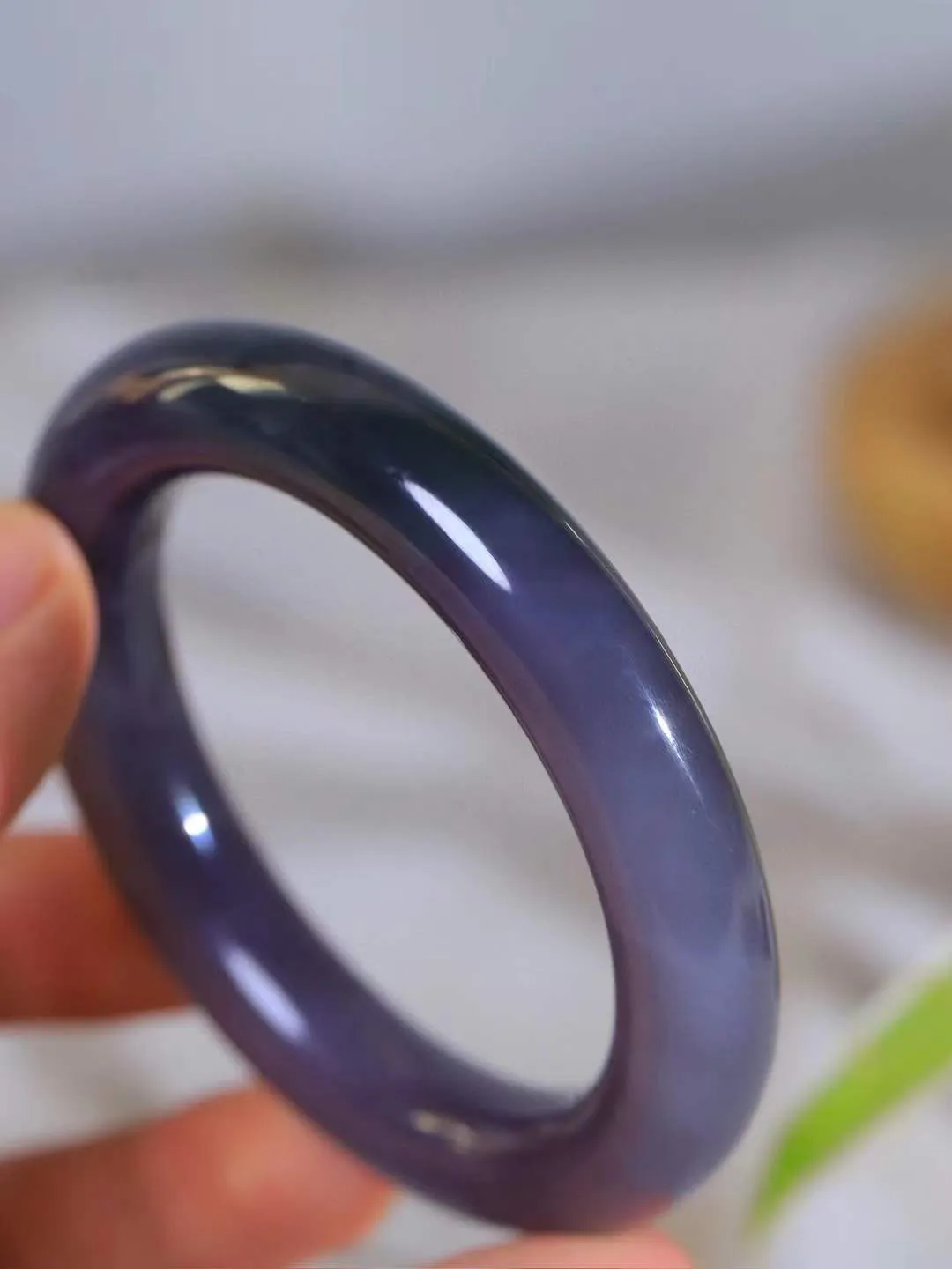 （一见倾心.手镯）

精品和田玉烟紫双色圆条手镯，玉质温润细腻 油性十足 手感舒适，高华雅逸，线条流畅，简约大气，美自天成，素雅高贵。佩戴于腕间，婉约之美，举手投足间透出那低调奢华。重67.8克  尺寸54-11.8-11.8mm  5610836A