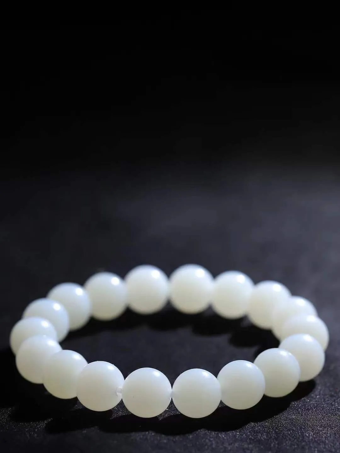 【珠圆玉润.手串】

精品和田玉白玉珠圆玉润手串 玉质温润细腻  整串打磨圆润，佩戴舒适。珠珠落玉盘，间关莺语花底滑，一生美好时光，无论身在何处，都有它相伴相守。事事顺遂，幸福美满，吉祥如意。重35克 尺寸取一11mm  FDA-2214333