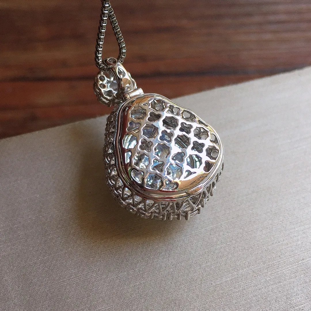 冰种笑佛吊坠，18k金镶嵌，冰润细腻，品相好，种水足，尺寸26*17.2*11.8