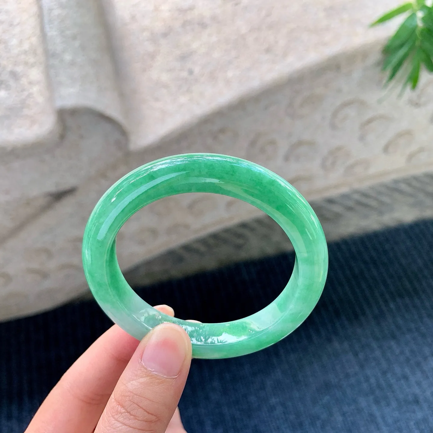 【圈口】53.3/10.3/8.7，糯冰满绿，水润，种老，细腻，无裂纹！