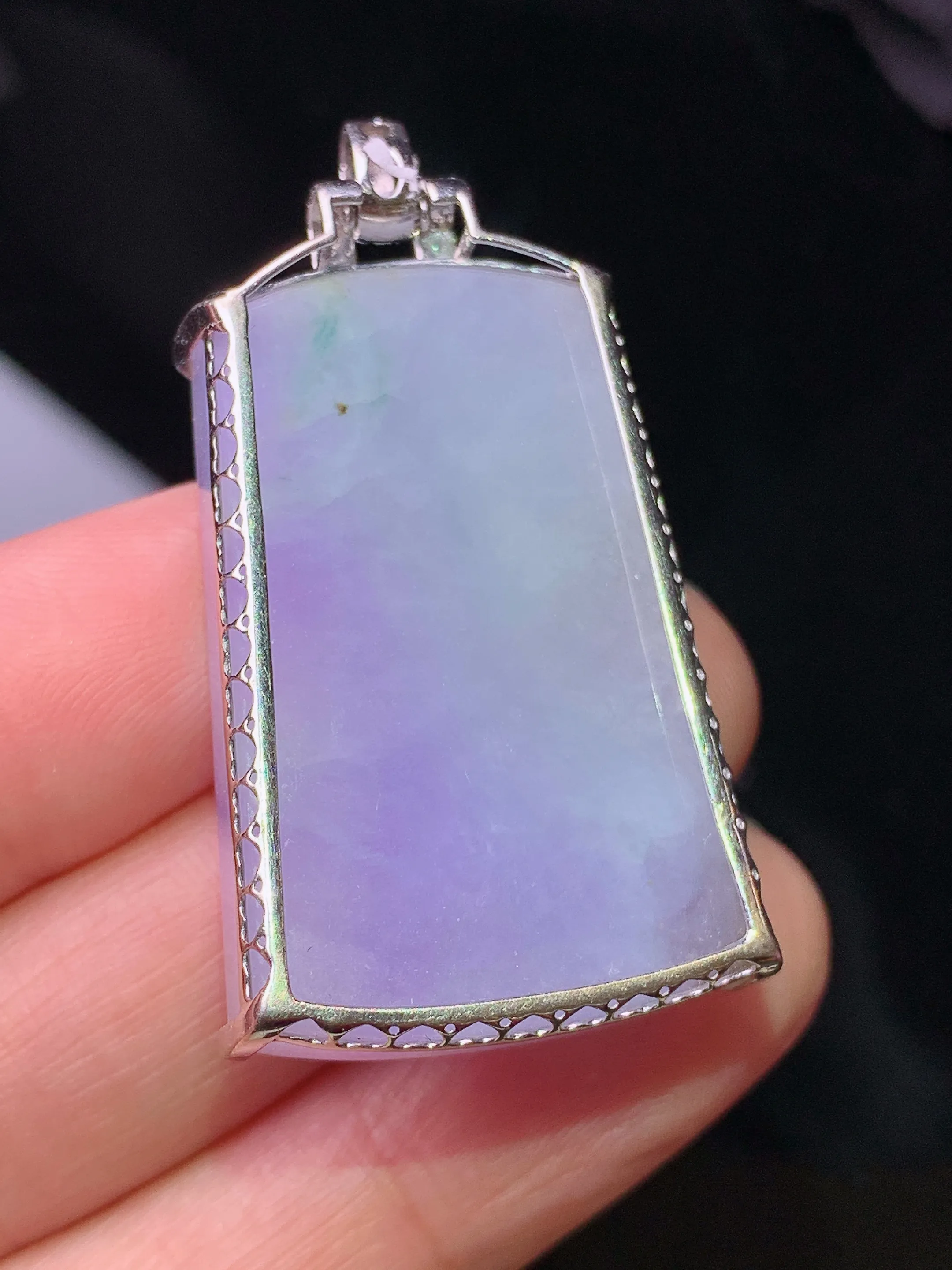 18k金钻镶嵌紫罗兰无事牌吊坠 玉质细腻 色泽艳丽清新 整体尺寸42.8*21.8*7.6