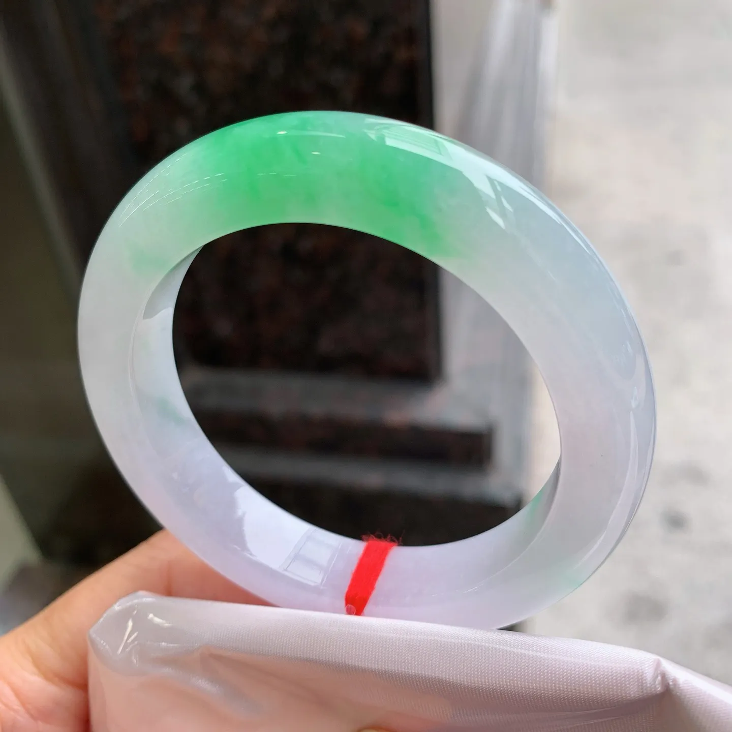 正圈飘绿 无瑕 尺寸：55.7/12.3/10.2 清爽色阳