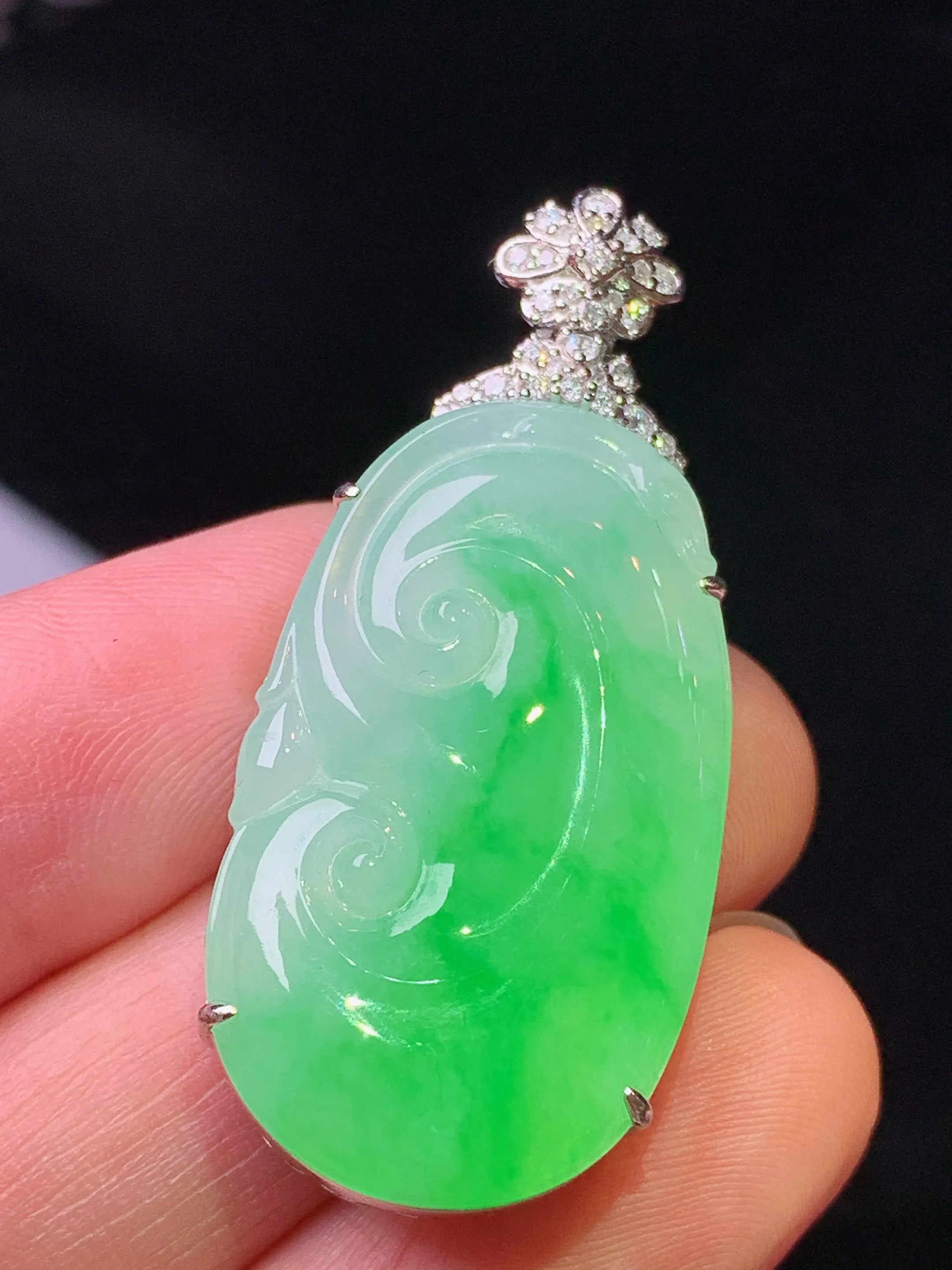 18k金钻镶嵌飘绿如意吊坠 玉质细腻 色泽艳丽清新 整体尺寸41.8*18.5*7.8