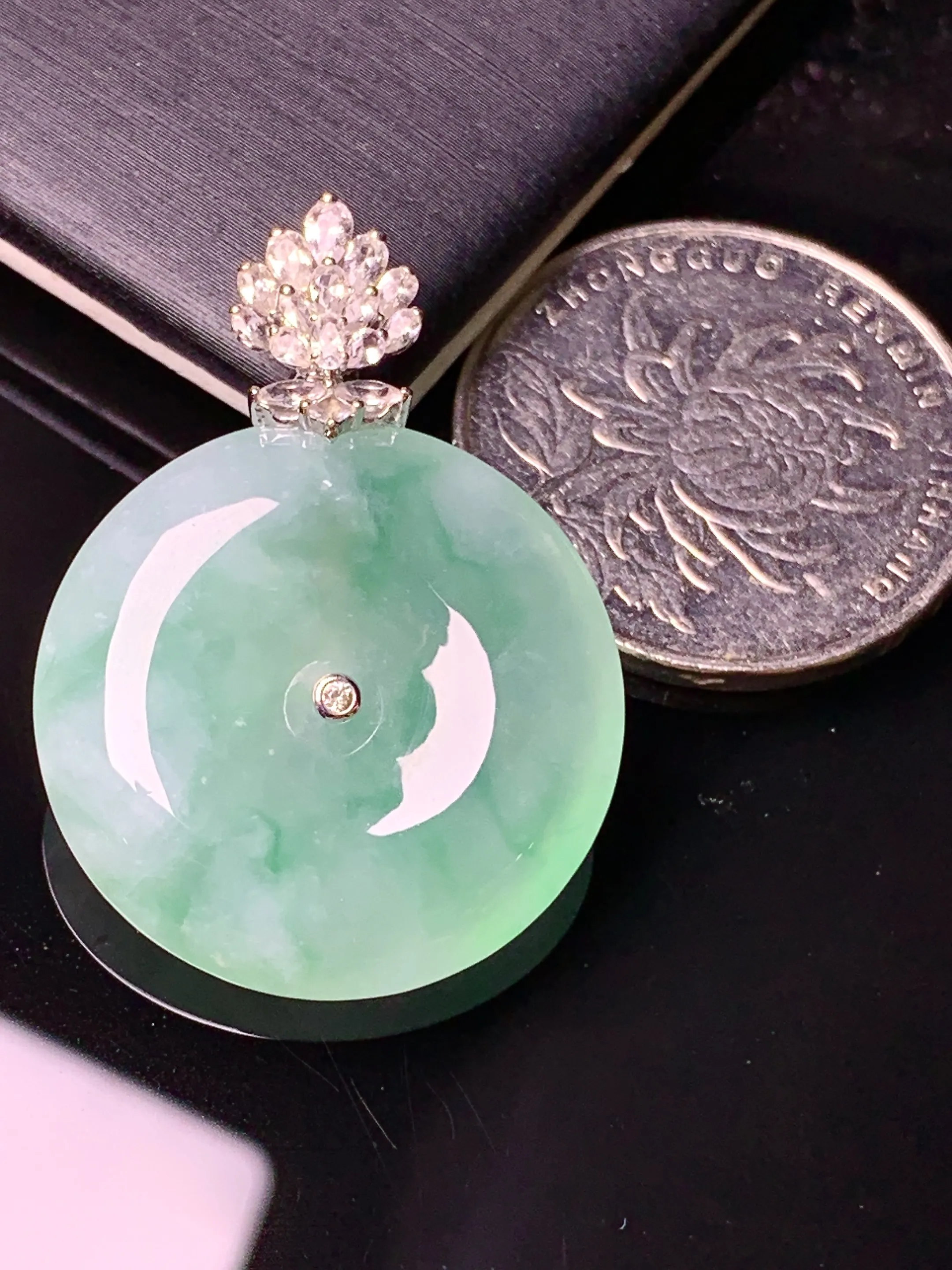 18k金钻镶嵌飘绿平安扣吊坠 玉质细腻 色泽艳丽清新 整体尺寸33.8*24.5*6.2