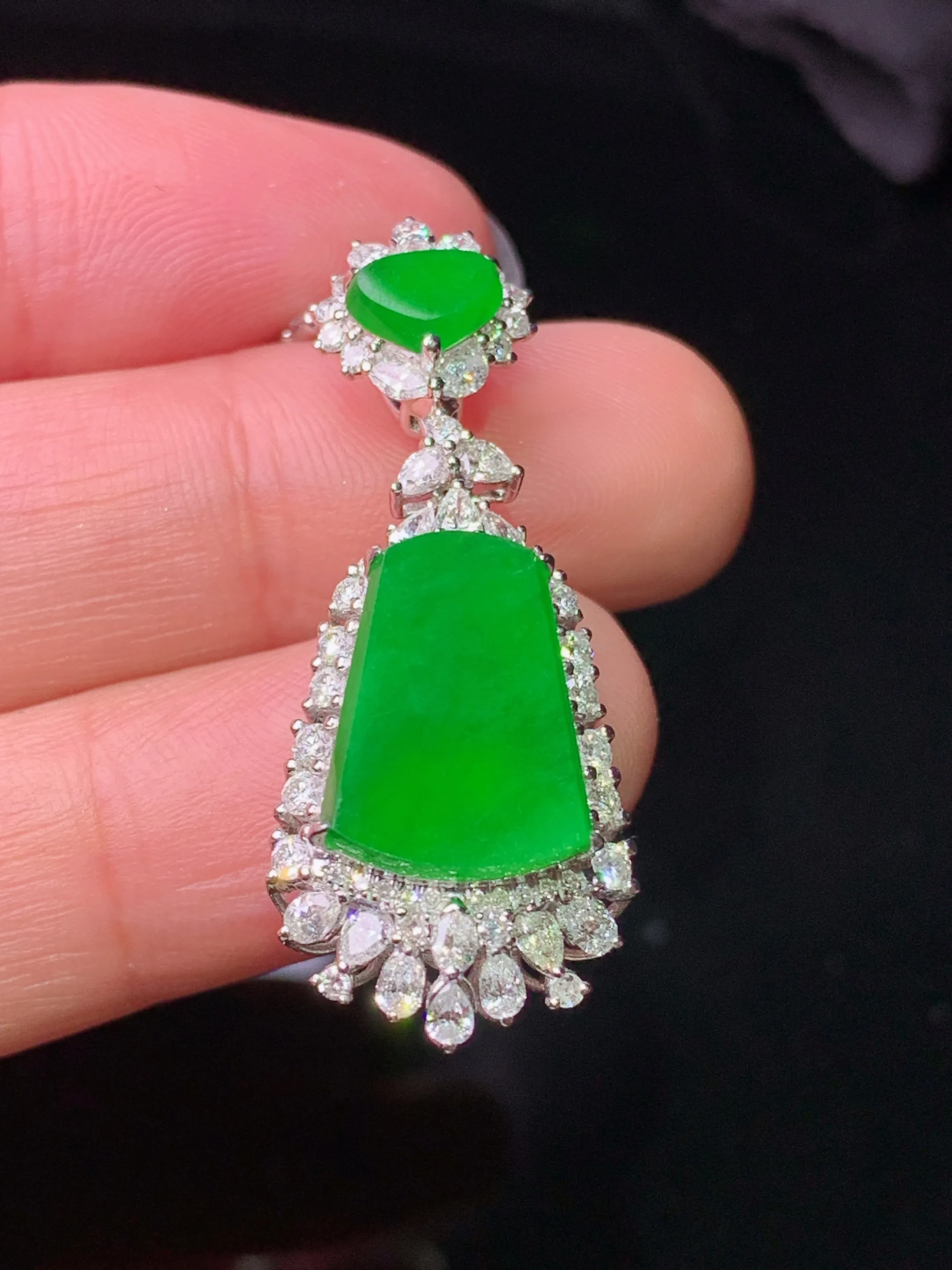 18k金钻镶嵌满绿无事牌吊坠 玉质细腻 色泽艳丽清新 整体尺寸36.2*14.5*9.2