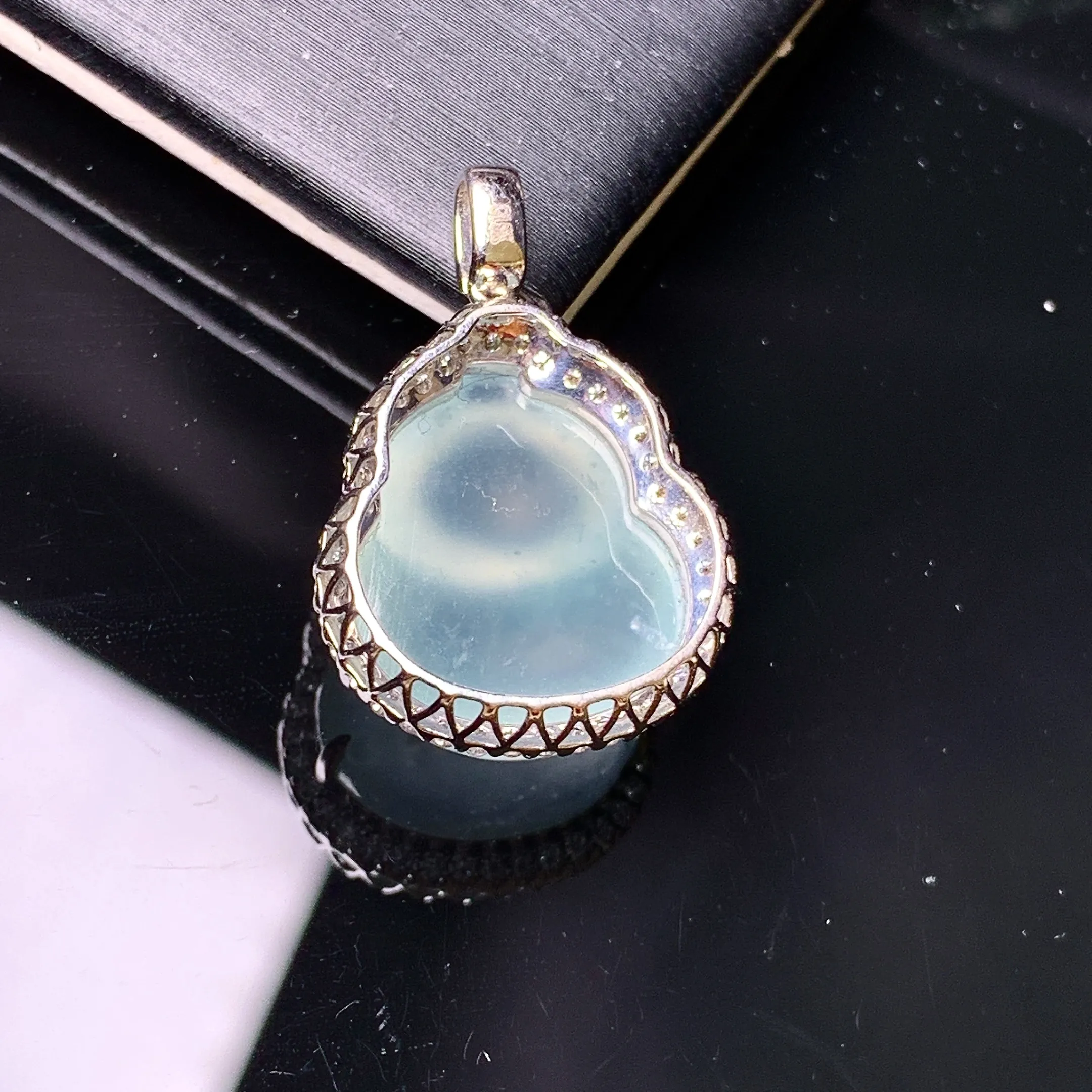 18k金钻镶嵌冰种葫芦吊坠 玉质细腻 色泽艳丽清新 整体尺寸25*17*10.6