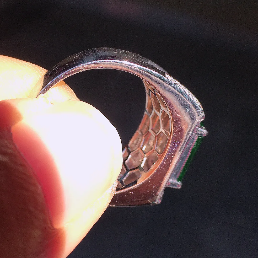 阳绿马鞍戒指，色泽均匀艳丽，玉质细腻，荧光感超
强，饱满圆润，尽显优雅气质，18k
金豪华镶嵌