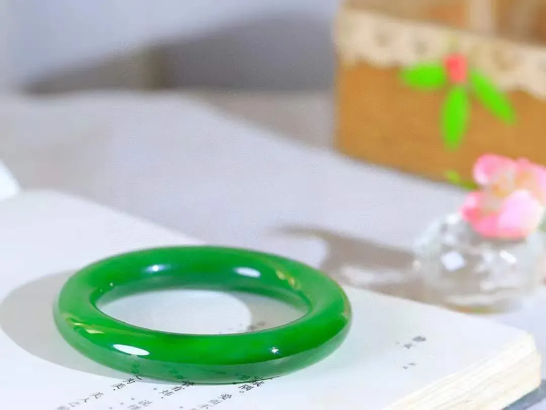 【柔情素语·手镯】

典藏级臻品️️和田玉碧玉圆条手镯，玉质细腻温润，手感舒适，️线条流畅，简约大气，美自天成，佩戴于腕间，婉约之美，举手投足间透出那份低调奢华，醉人心扉。重76.5克 内径圈口55.5mm  尺寸12.3-12.3mm   FDA-5516800
