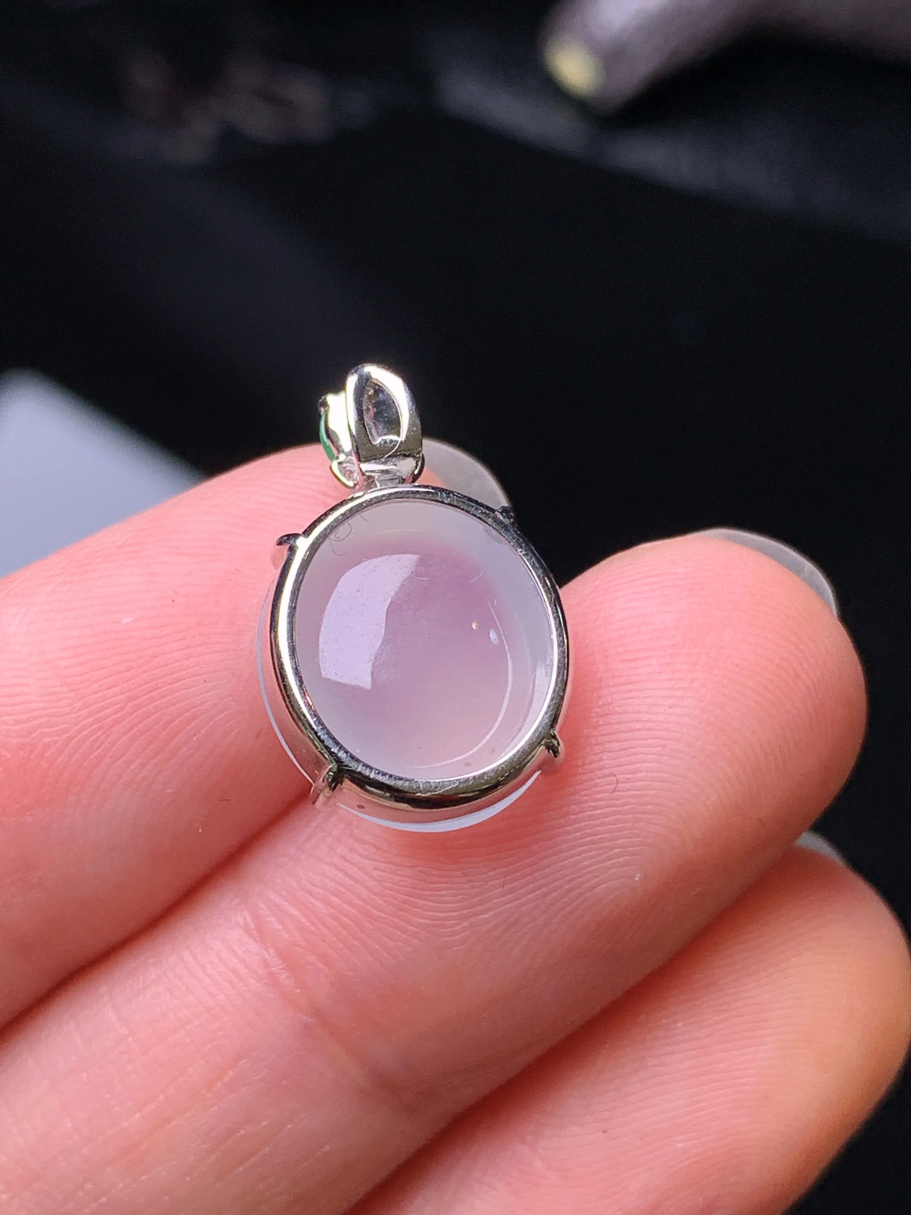 18k金钻镶嵌冰种蛋面吊坠 玉质细腻 色泽艳丽清新 整体尺寸17.6*11.5*6.5