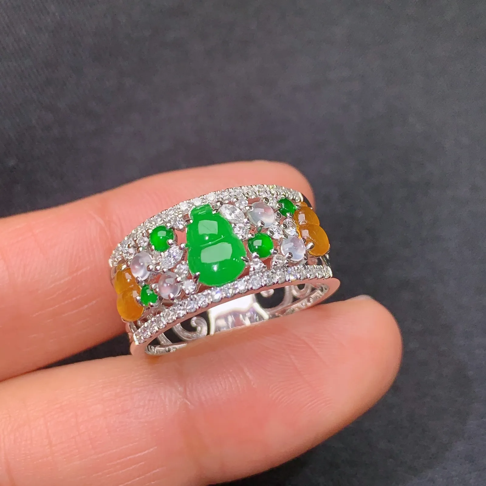 阳绿葫芦戒指 18k金镶嵌，款式新颖，冰润色阳，种水足，Of 圈口19 尺寸6.9*3.9*1