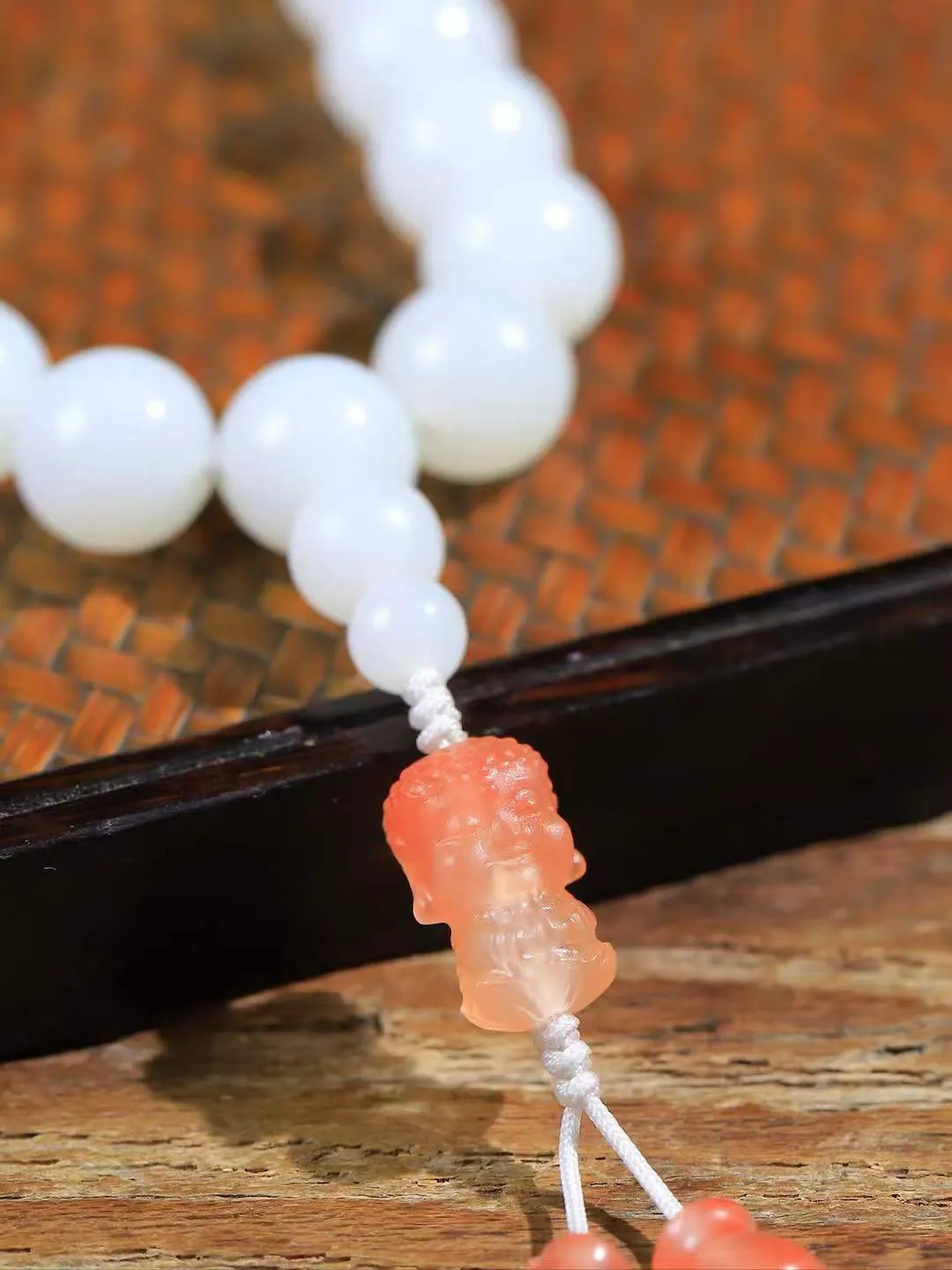 【珠圆玉润.手串】

精品️和田玉白玉珠圆玉润手串 玉质温润细腻  整串打磨圆润，佩戴舒适。珠珠落玉盘，间关莺语花底滑，一生美好时光，无论身在何处，都有它相伴相守。事事顺遂，幸福美满，吉祥如意。重44.7克 尺寸取一11mm  FDA-2210433