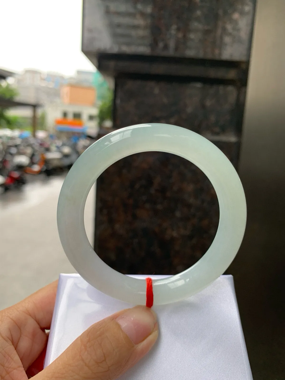 圆镯53.3圈口，翡翠冰种淡绿色手镯